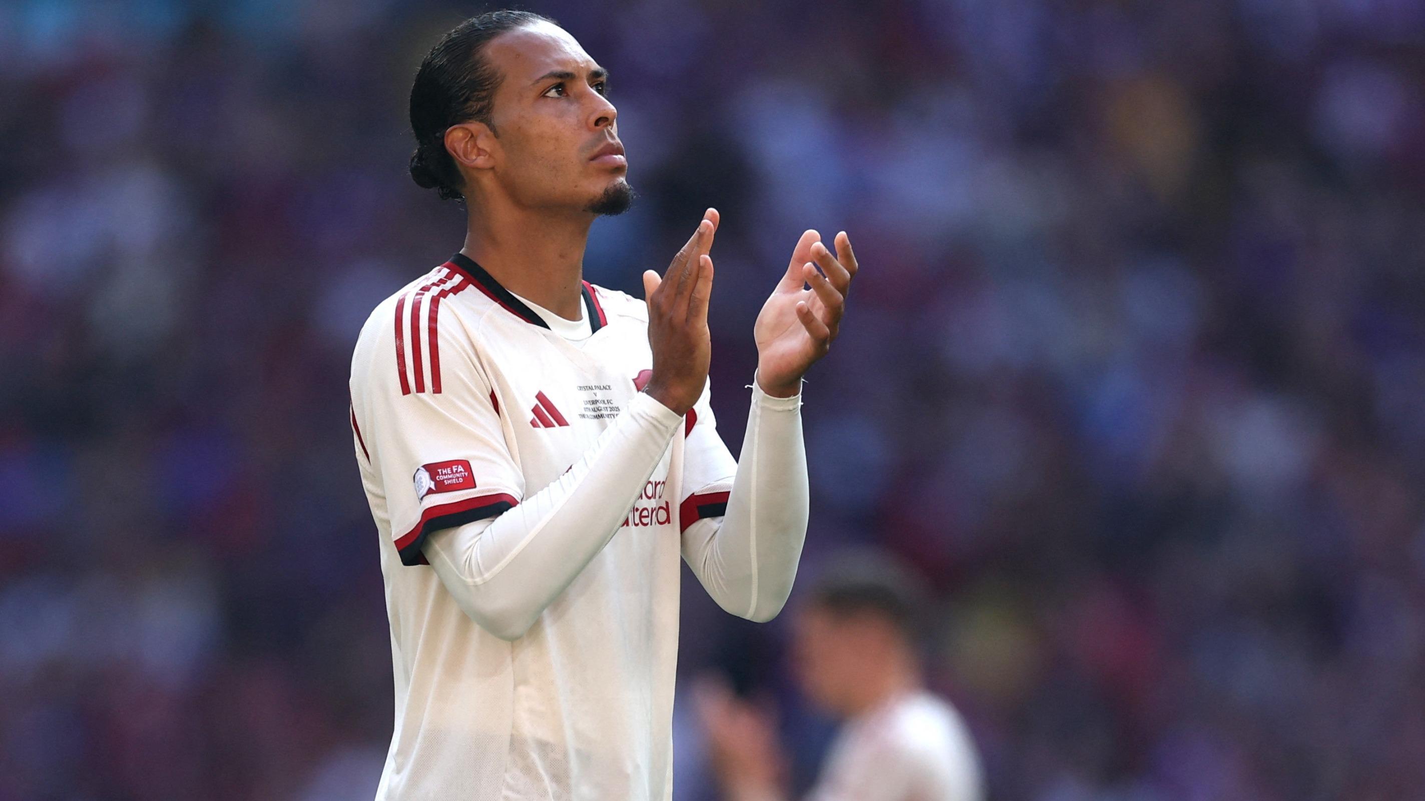Liverpool : Van Dijk «déçu» par la minute de silence gâchée à Wembley en hommage à Diogo Jota, Slot calme le jeu