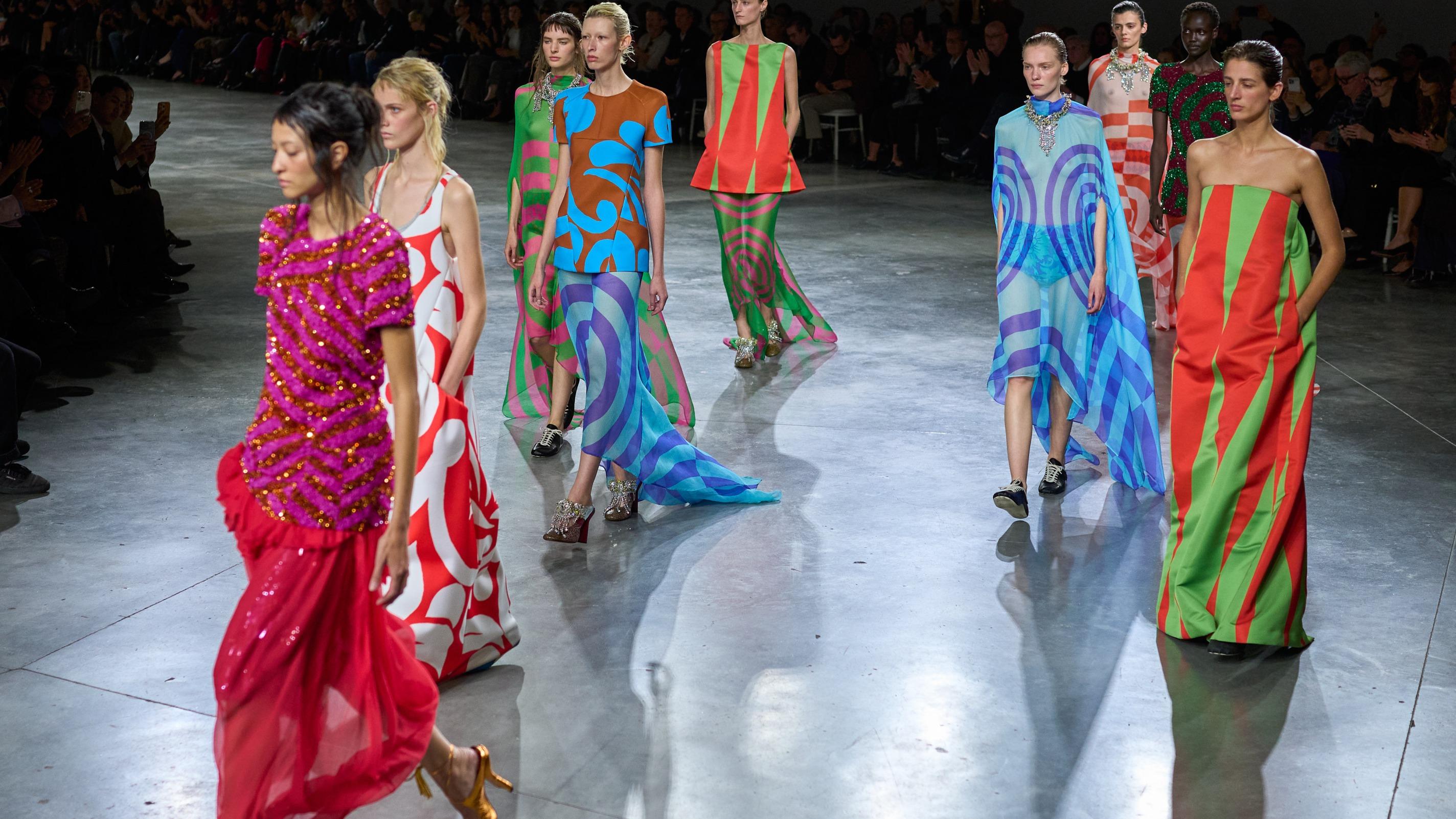 À Paris, l’insoutenable légèreté de la mode est plus nécessaire que jamais