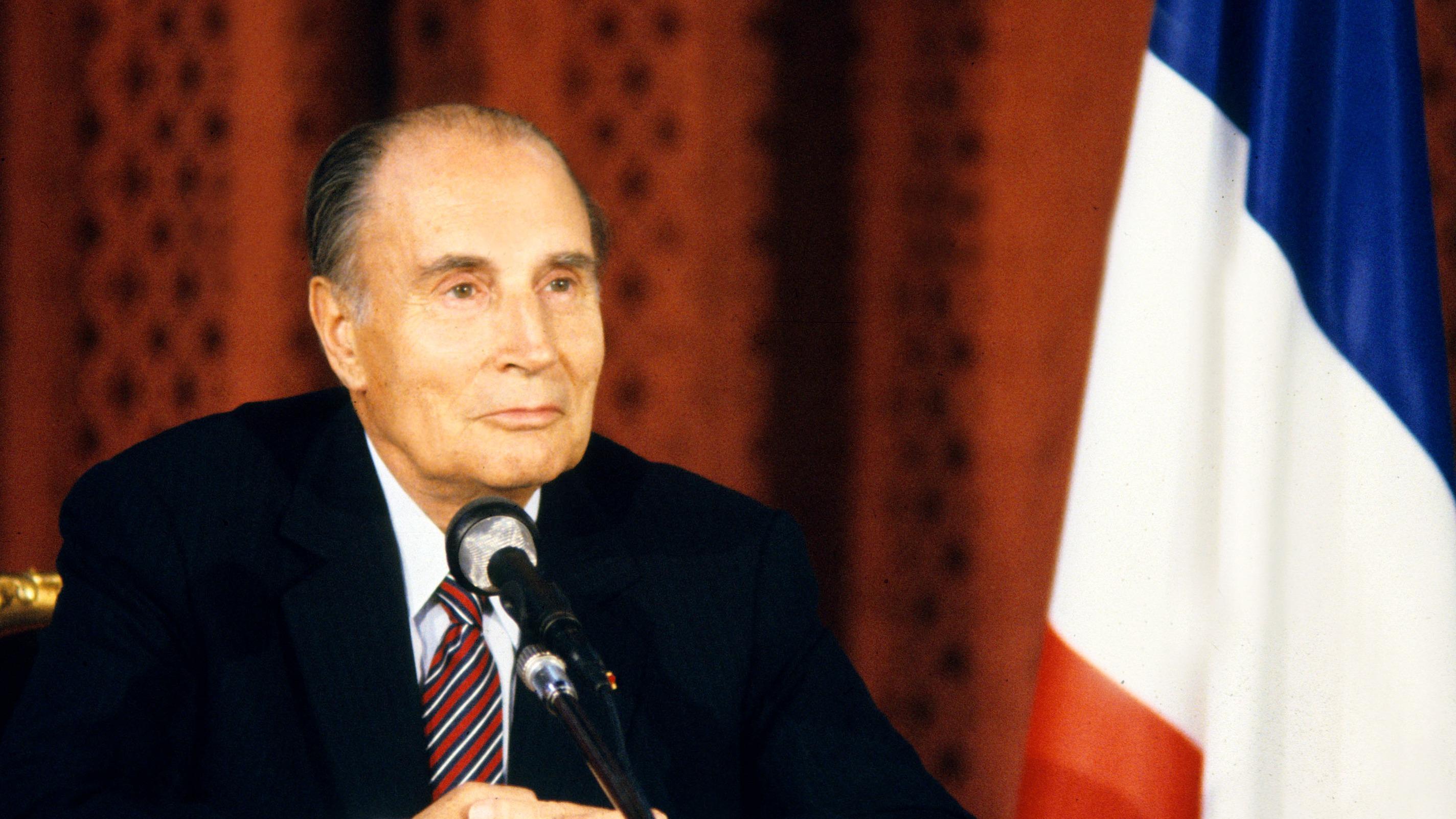 Mitterrand: 14 anni di riforme, coalizioni e trasformazioni in Francia