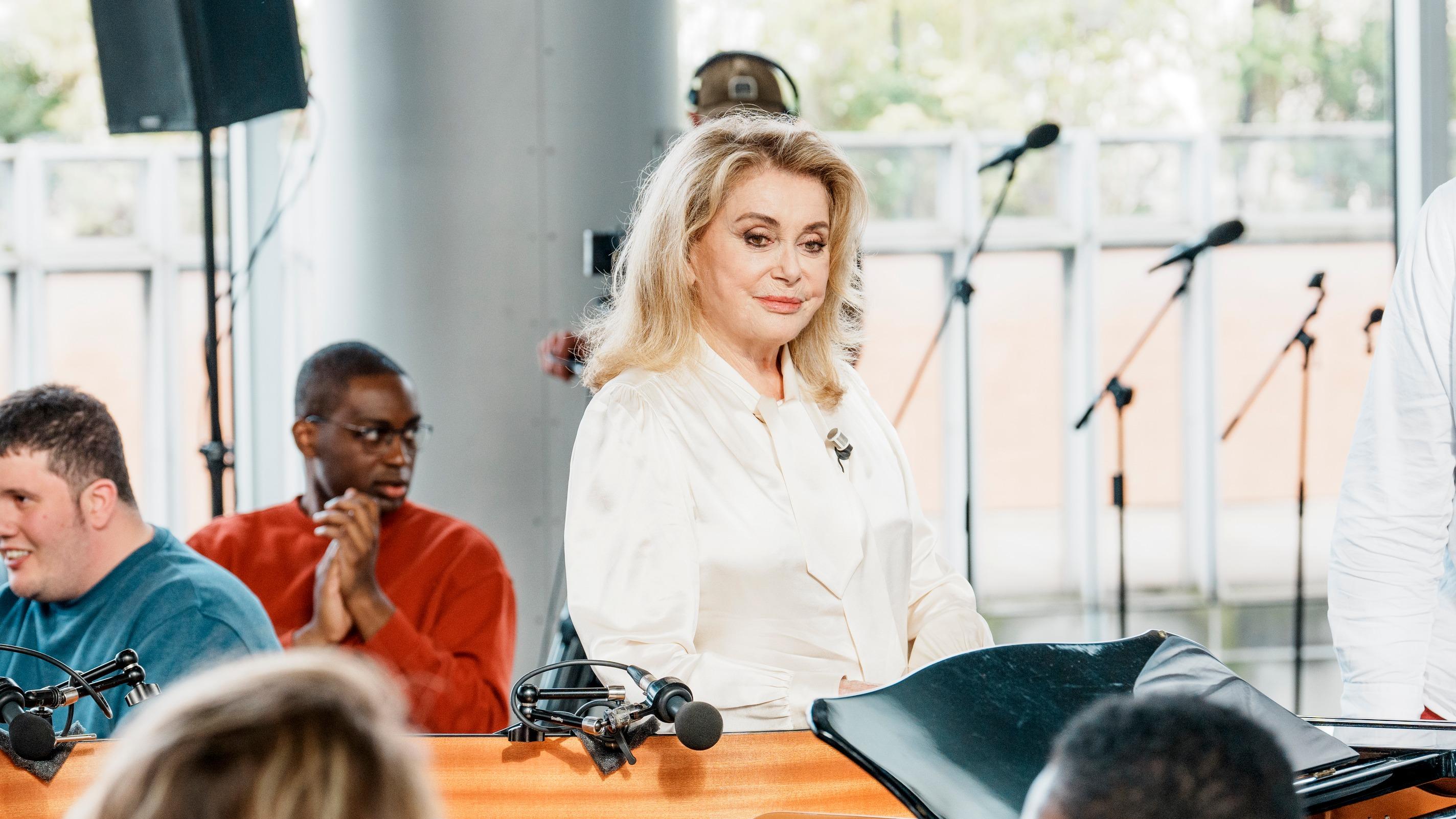 Catherine Deneuve s’initie aux questions insolites de « Les Rencontres du Papotin » sur France 2 — People & Médias