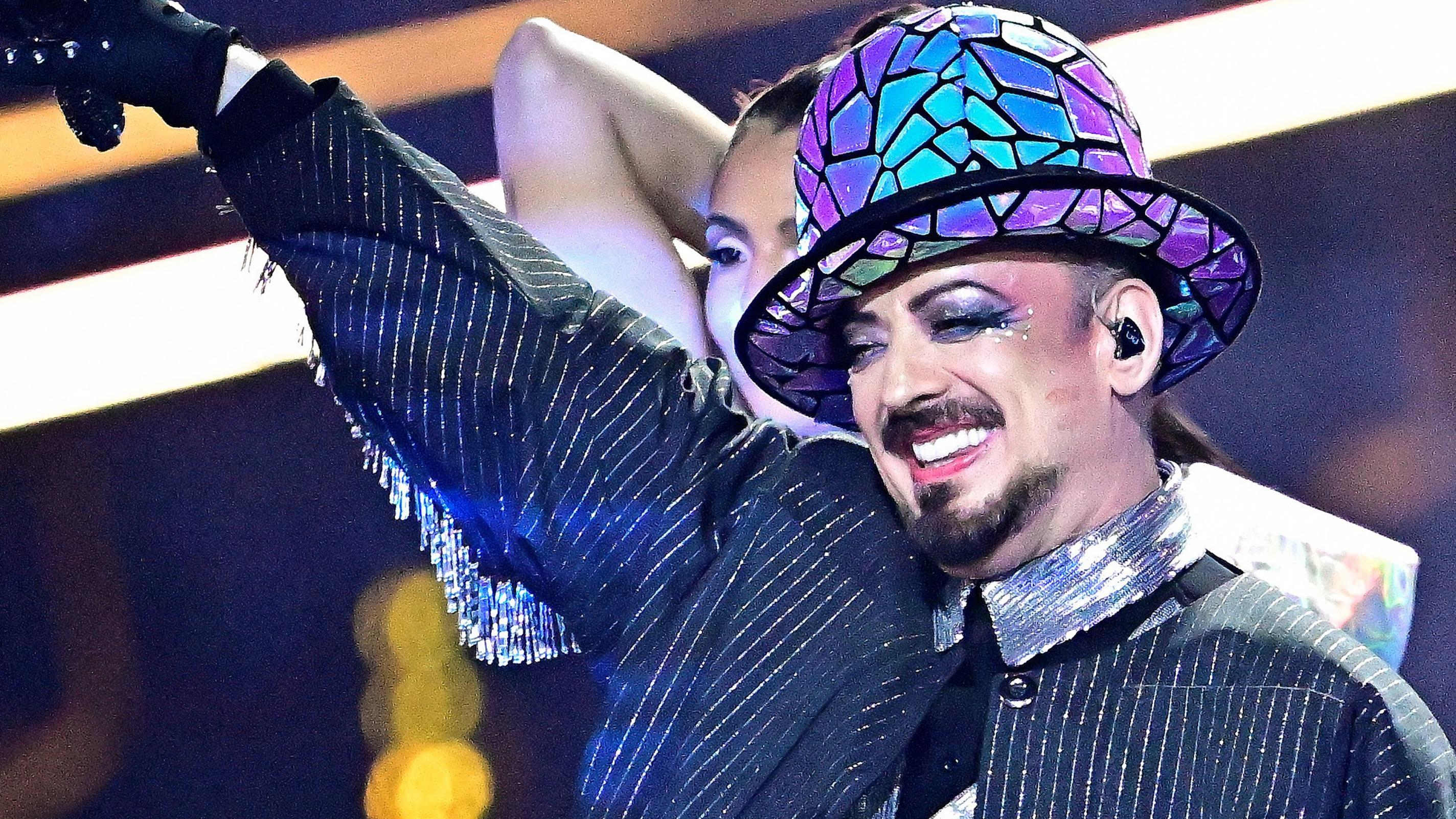 Après une polémique sur sa chanson pro-Israël, Boy George contraint de se retirer d’un spectacle à Londres