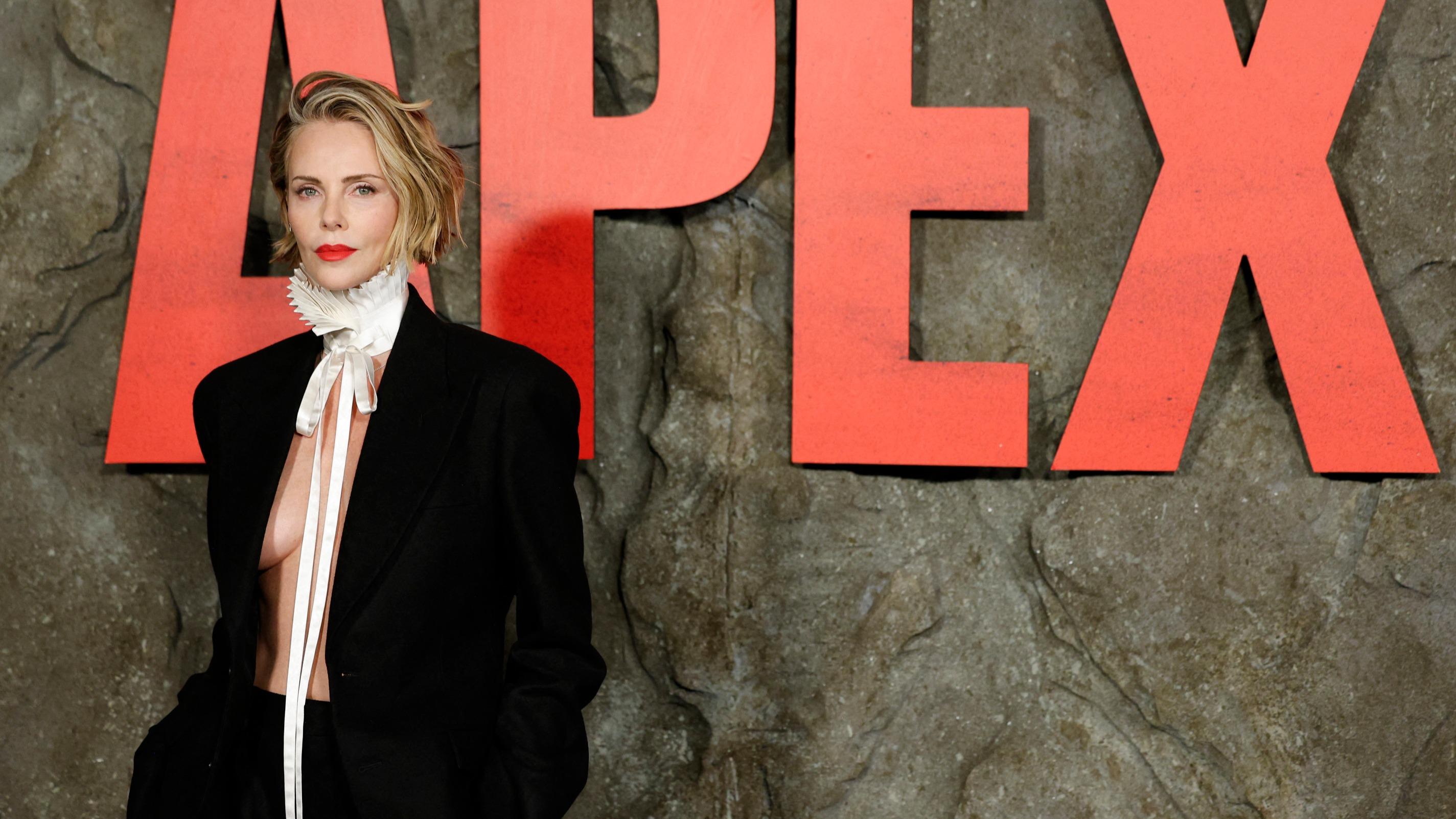 Charlize Theron topless sous sa veste de costume Dior à l’avant-première d’Apex