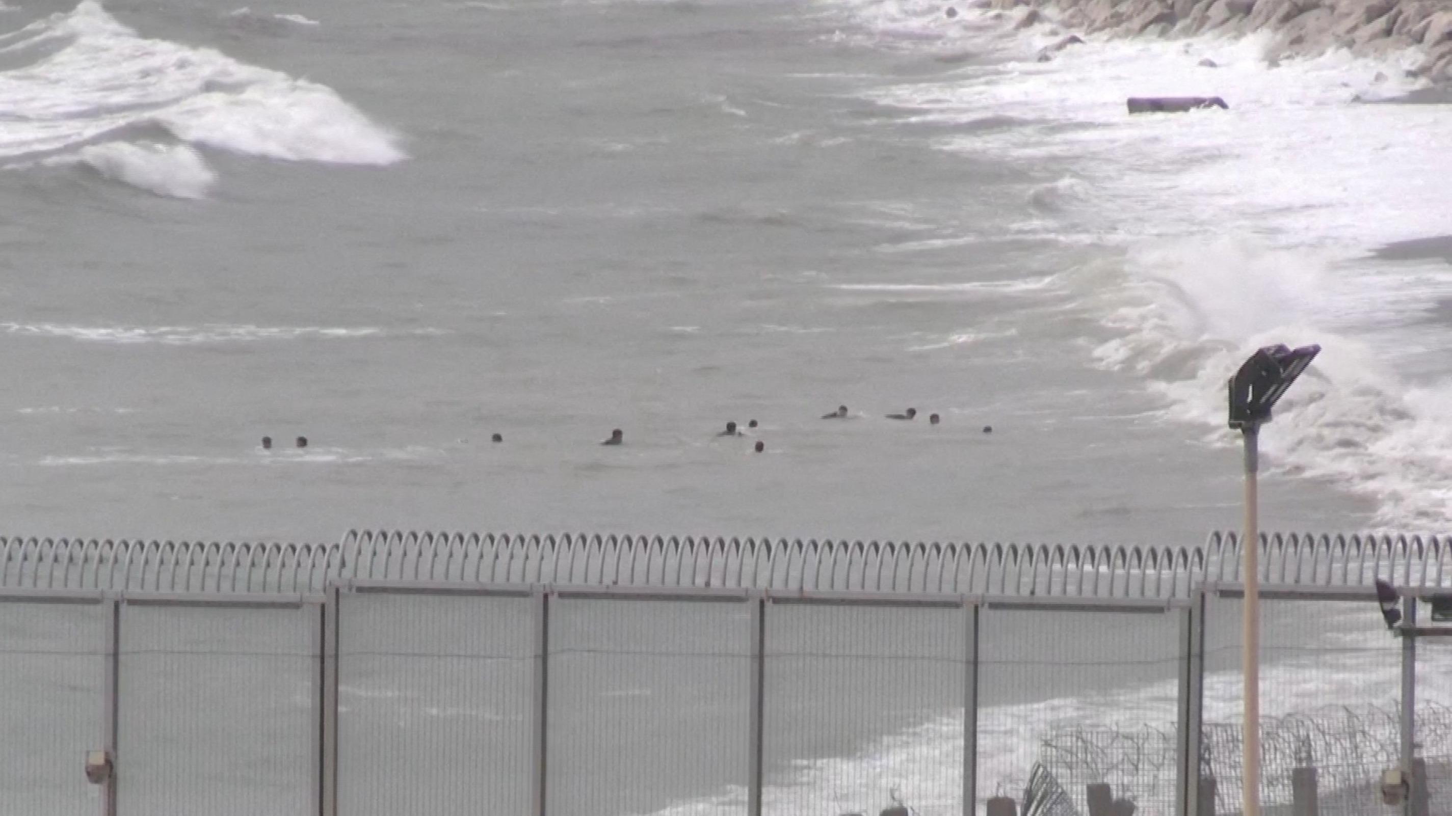 «Urgence humanitaire et sociale absolue» : plus de 1500 migrants arrivent à la nage dans l’enclave espagnole de Ceuta depuis le Maroc