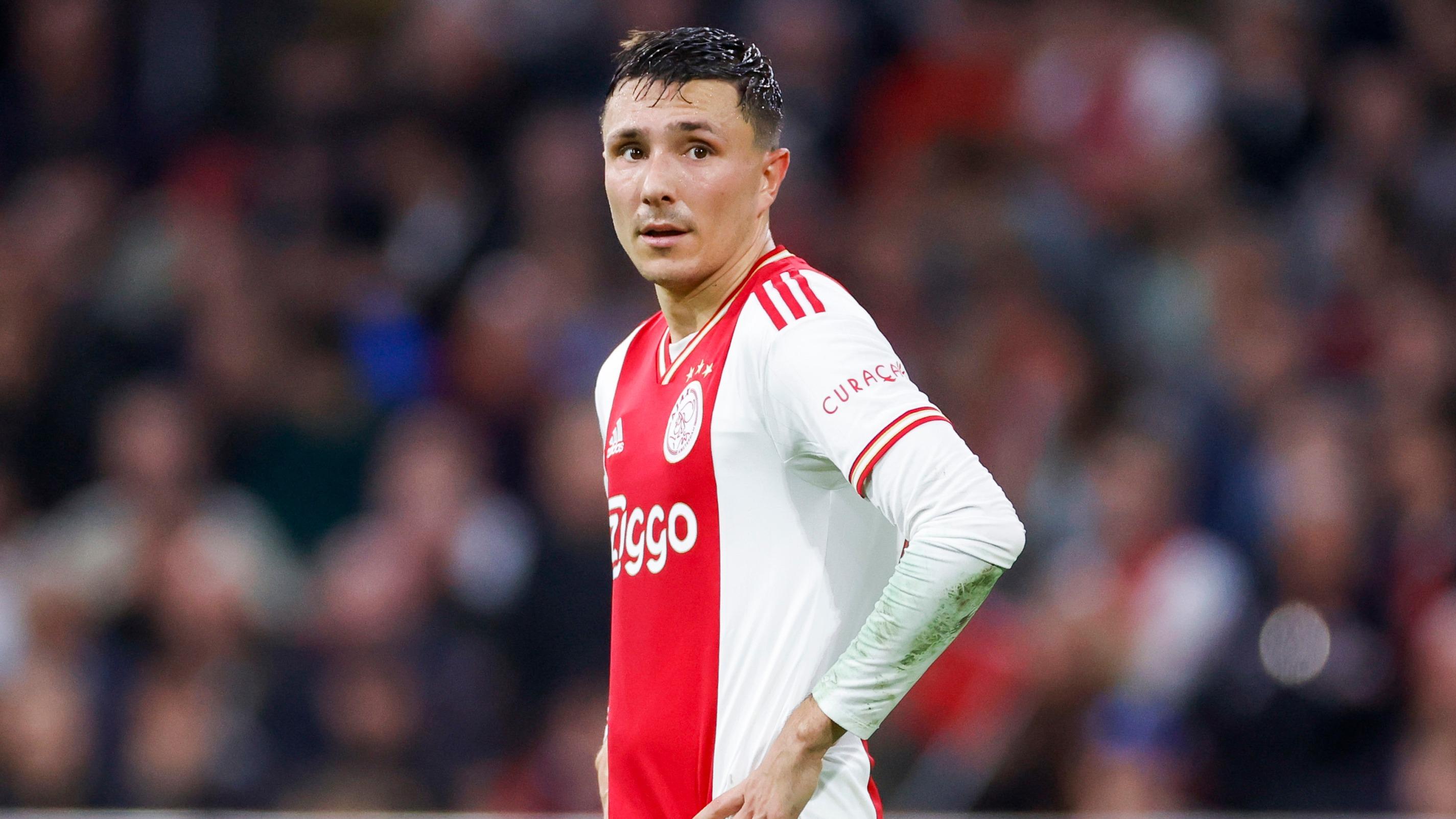 Pays-Bas : un footballeur de l'Ajax frappe un supporter accusé d'injure raciste