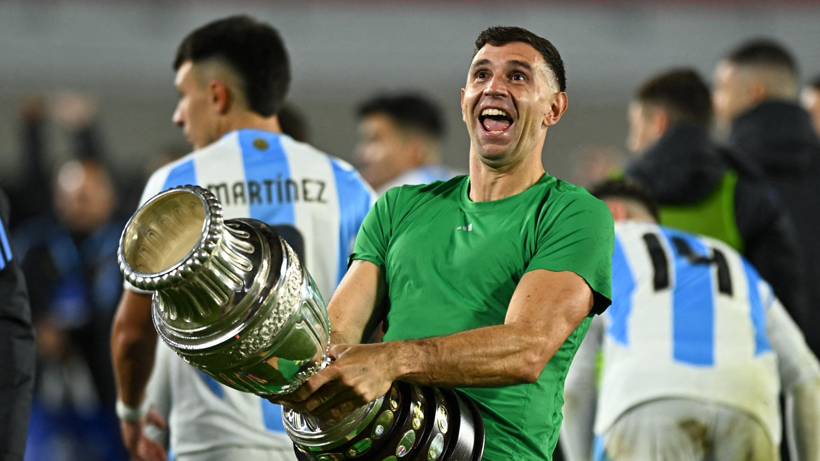 Foot : le gardien argentin Emiliano Martinez suspendu deux matches pour des gestes obscènes