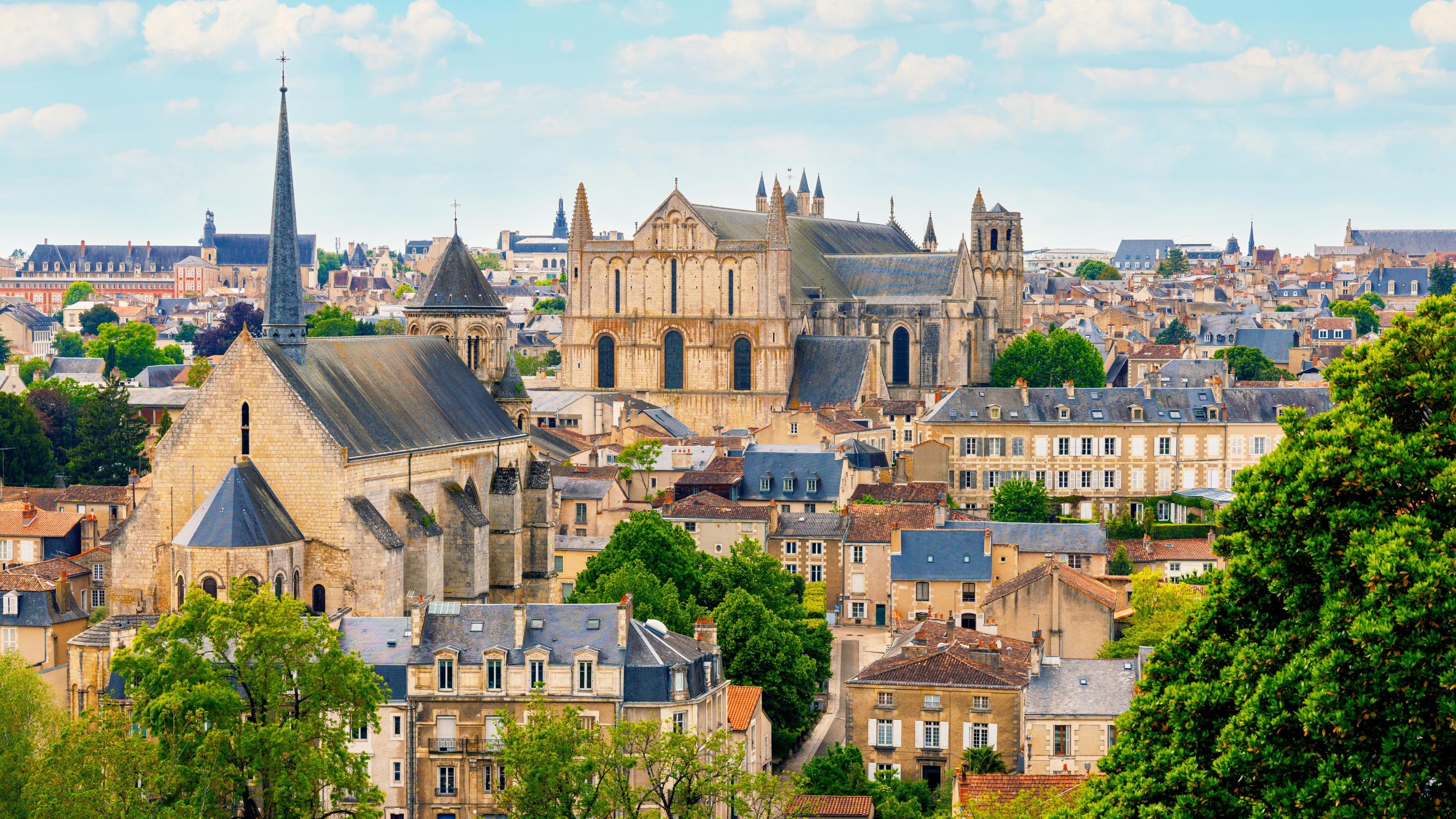 Poitiers&nbsp;: incendie et «&nbsp;dégradations&nbsp;» dans une église classée à l'Unesco