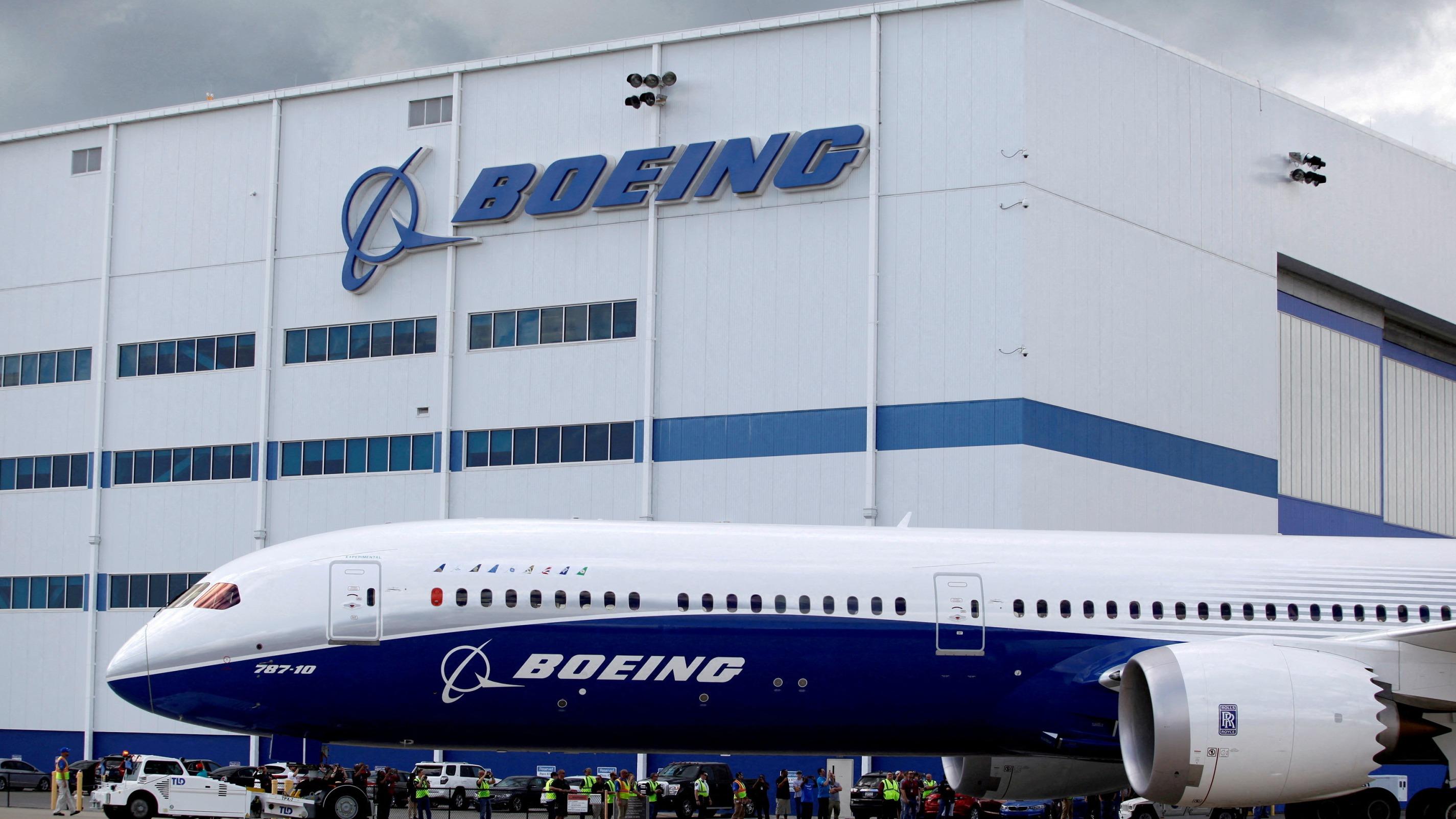 En difficultés financières, Boeing va supprimer 17.000 emplois et retarde d’un an le premier 777X