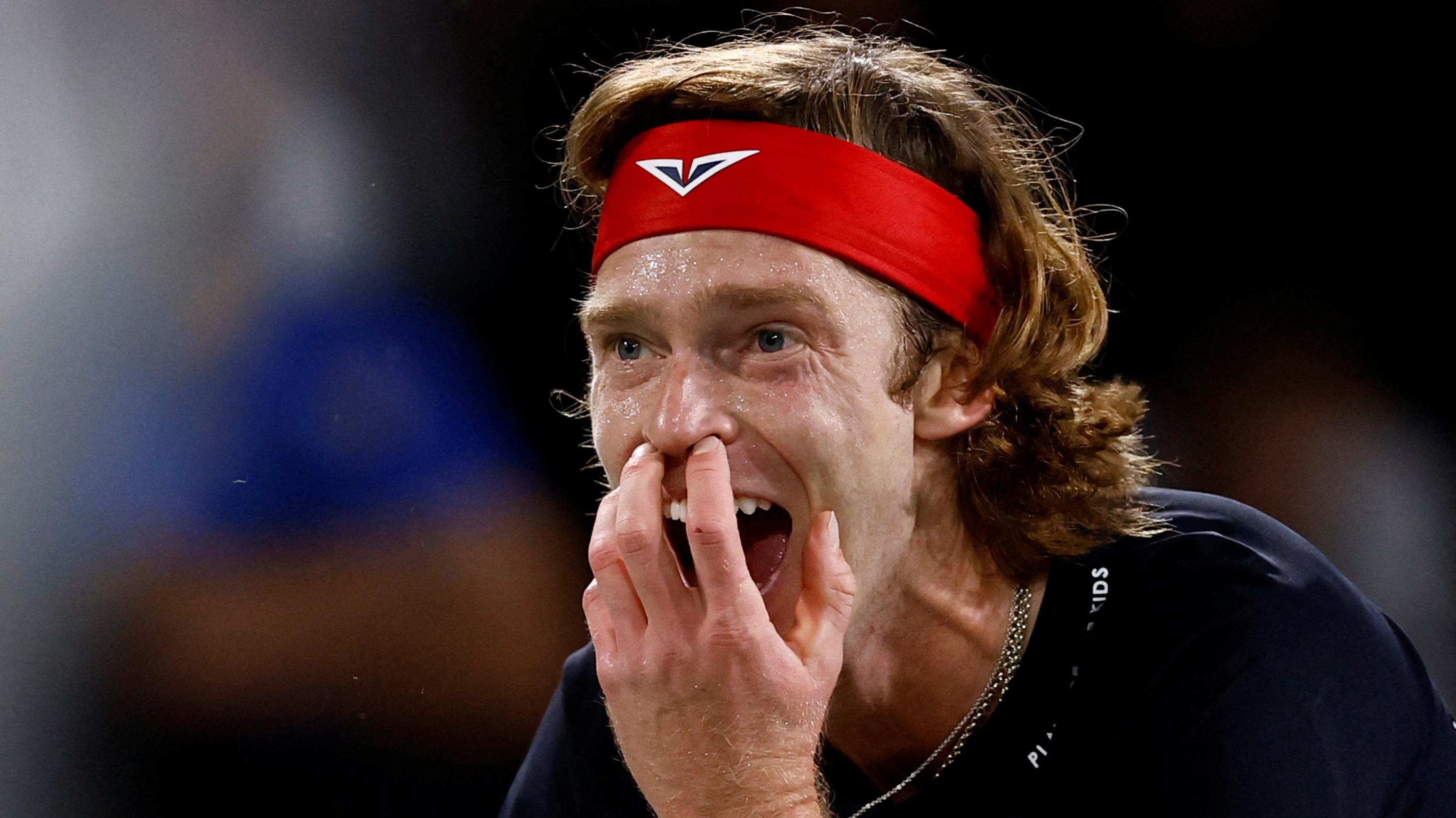 Rolex Paris Masters : ivre de colère, Andrey Rublev fracasse son genou avec sa raquette