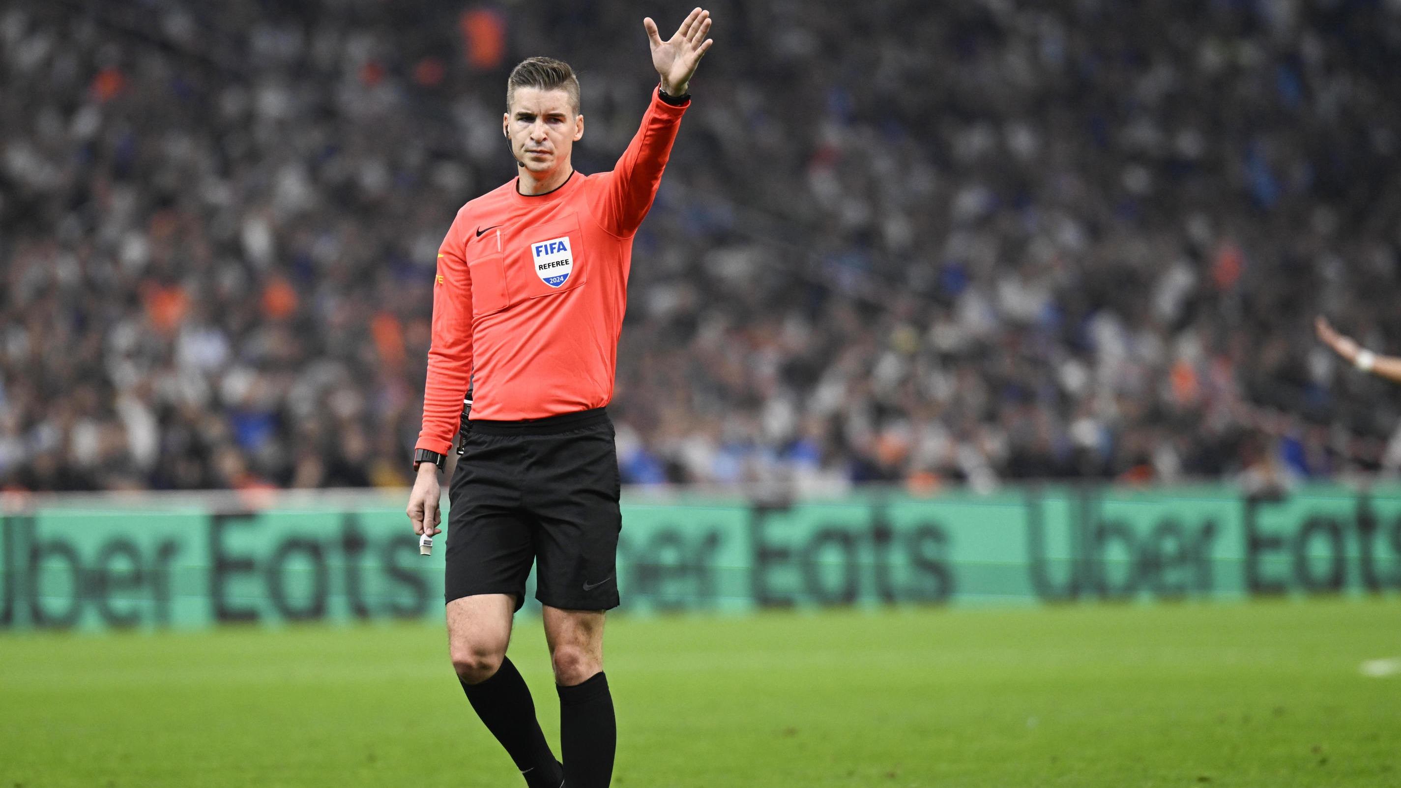 Foot : «Deux professions qui se concilient très bien» : l’arbitre français François Letexier raconte son deuxième métier