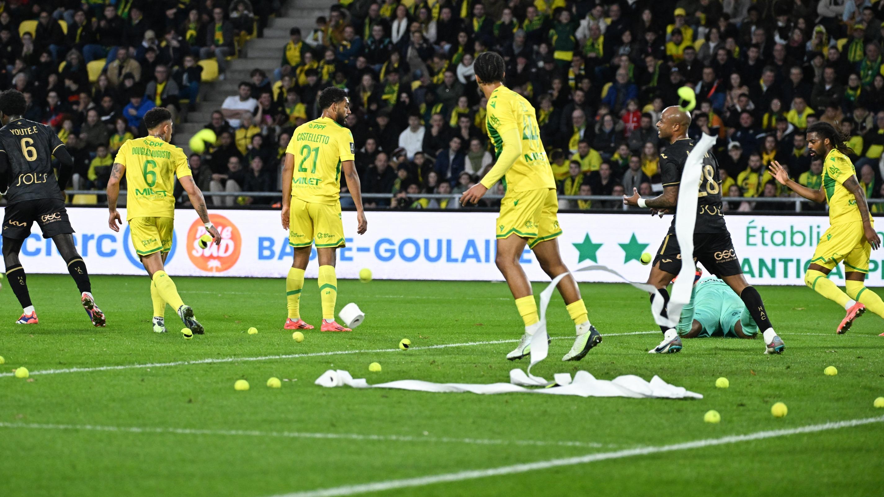 Ligue 1 : Nantes-Le Havre interrompu quelques minutes pour des lancers de papier toilette et balles de tennis