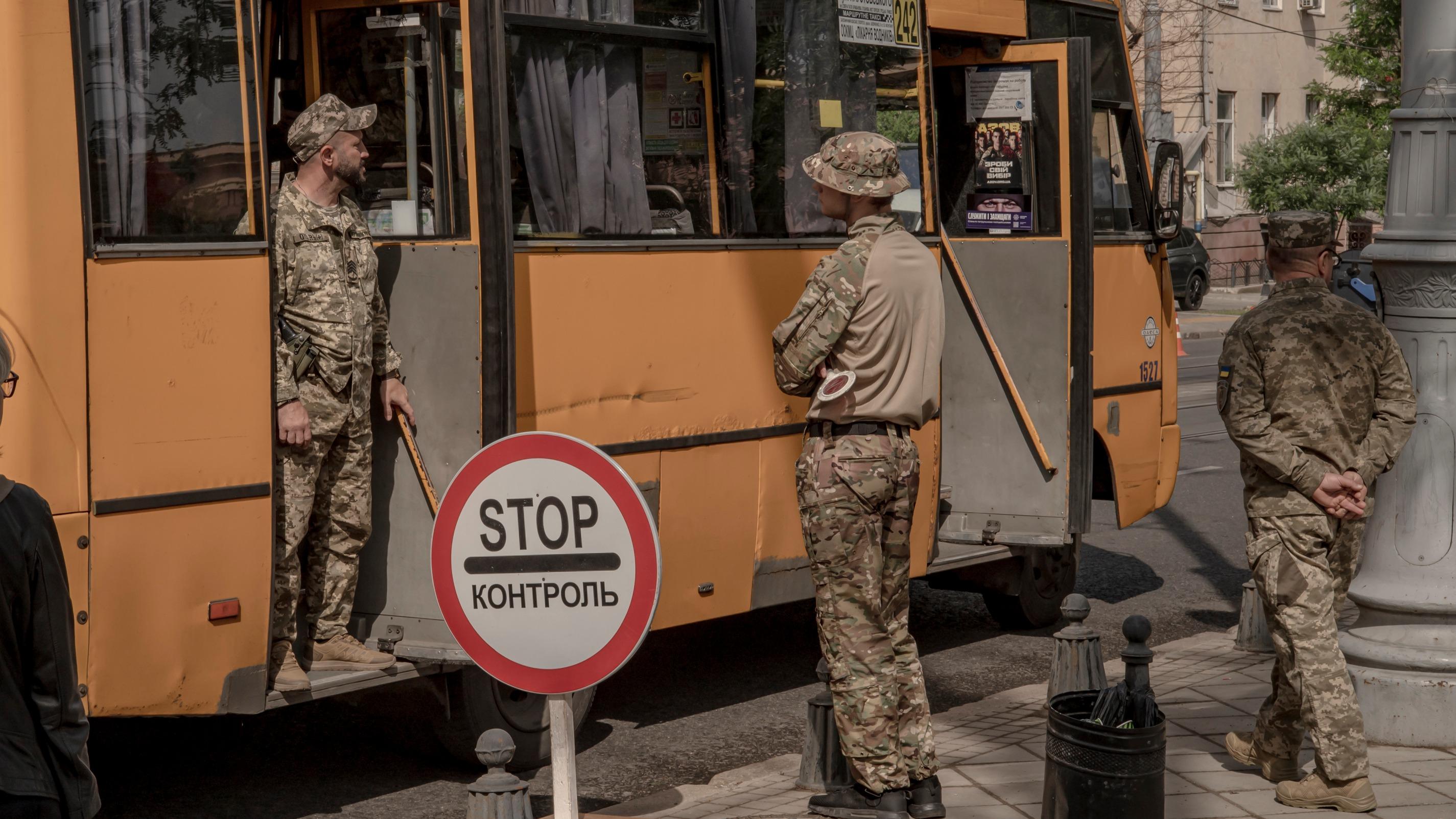 «Ici, personne ne veut aller au front»: en Ukraine, payer pour échapper à la guerre