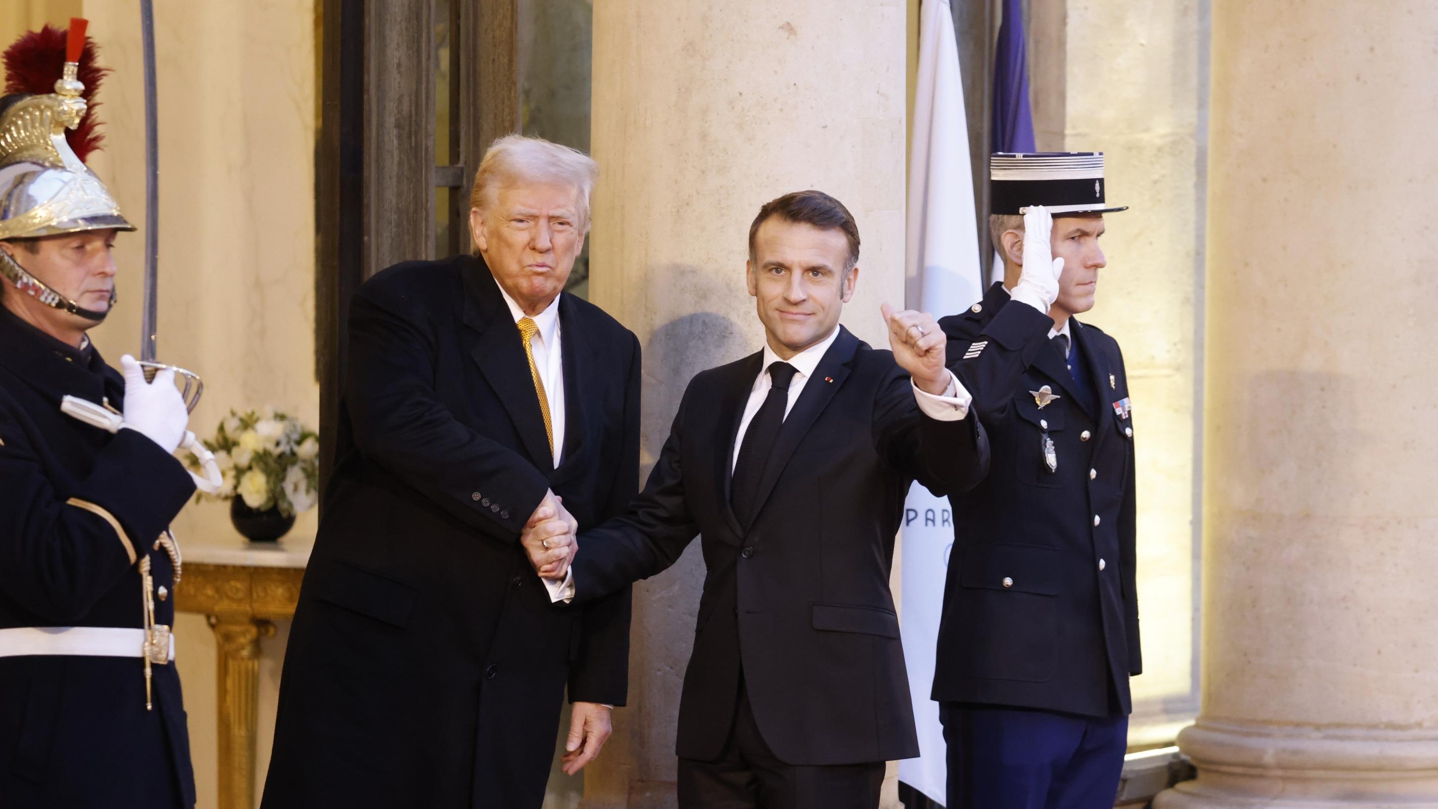 «Le monde semble devenir un peu fou» : Donald Trump accueilli à l’Élysée par Emmanuel Macron