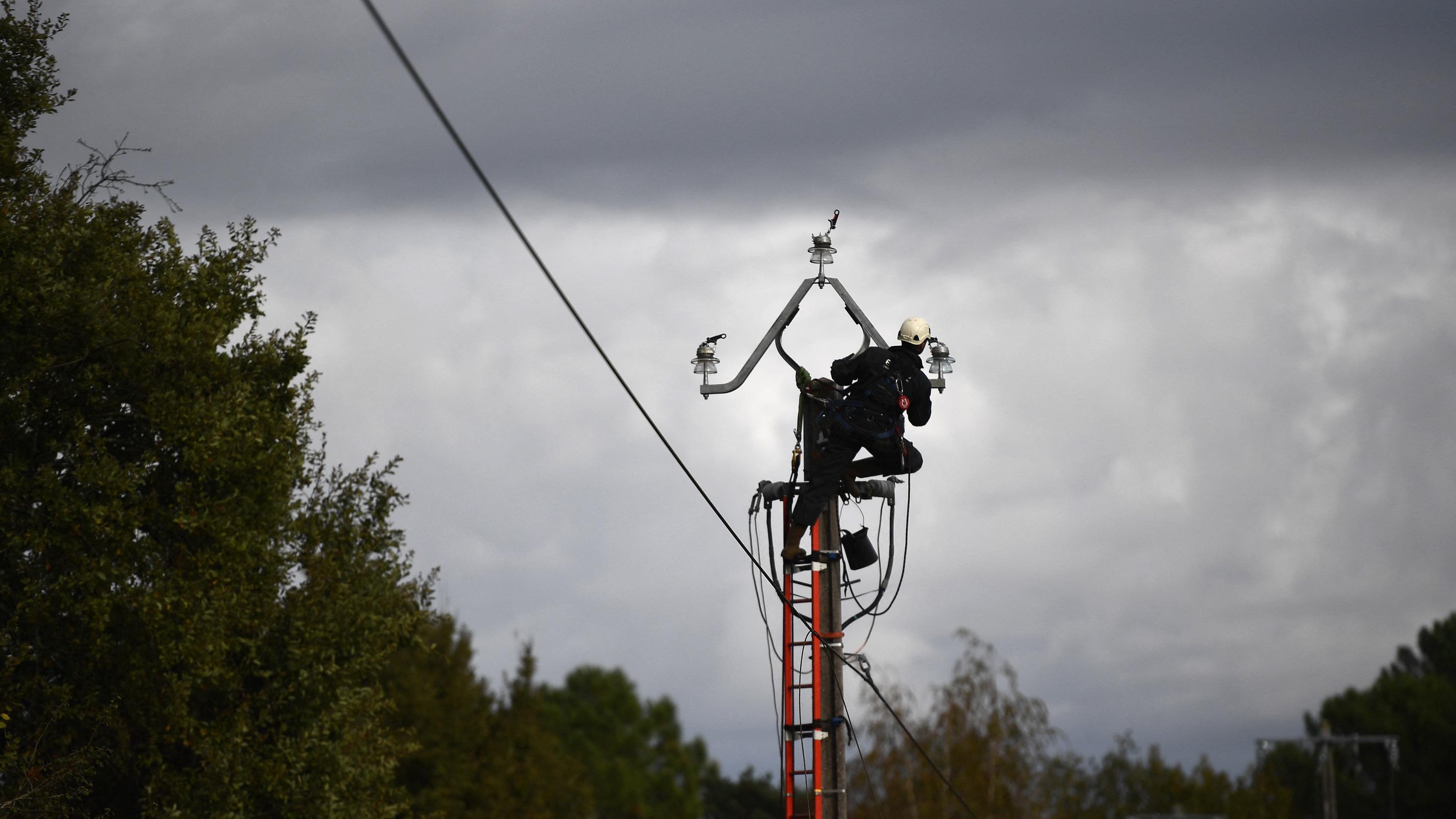 Tempête Darragh : 32.000 clients restent sans électricité en Bretagne et Normandie à la mi-journée, selon Enedis