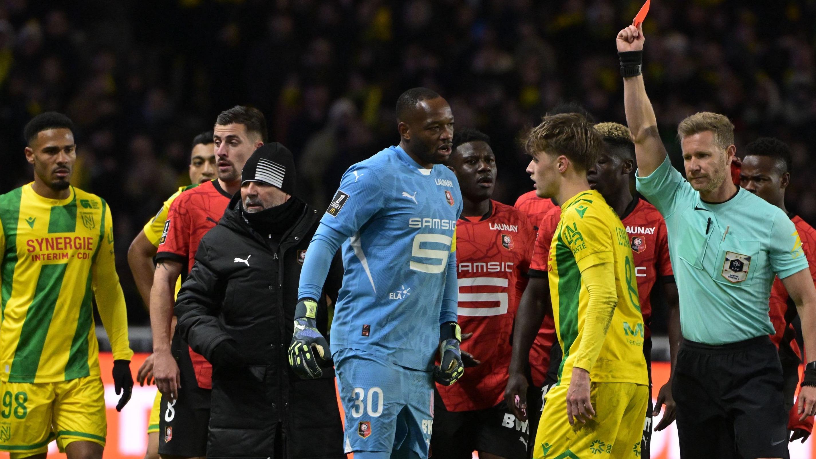 Ligue 1 : «L'expulsion a tout changé», regrette Sampaoli, une «immense joie» pour Kombouaré