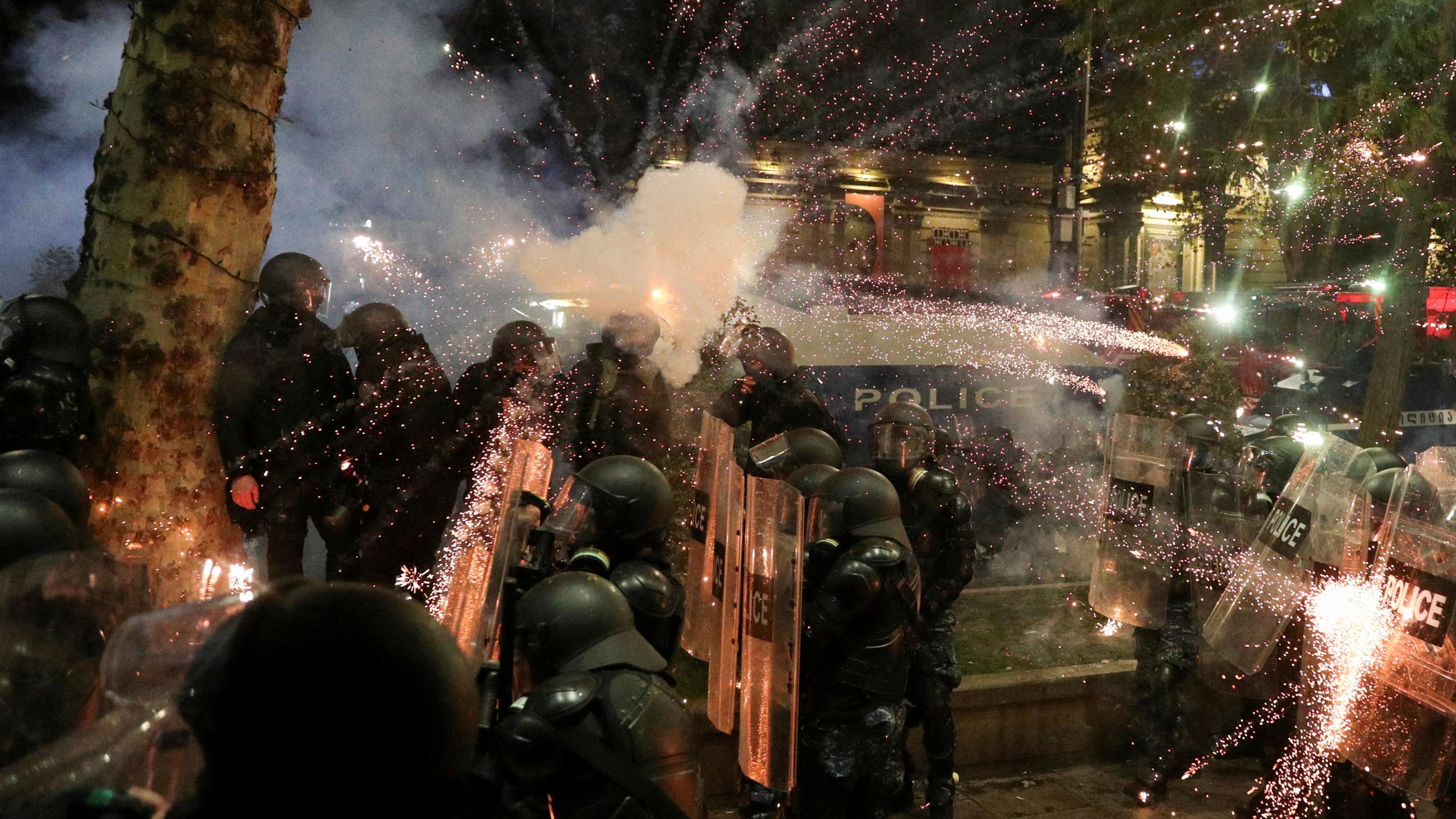 Géorgie : Emmanuel Macron appelle à la libération de tous les manifestants arrêtés