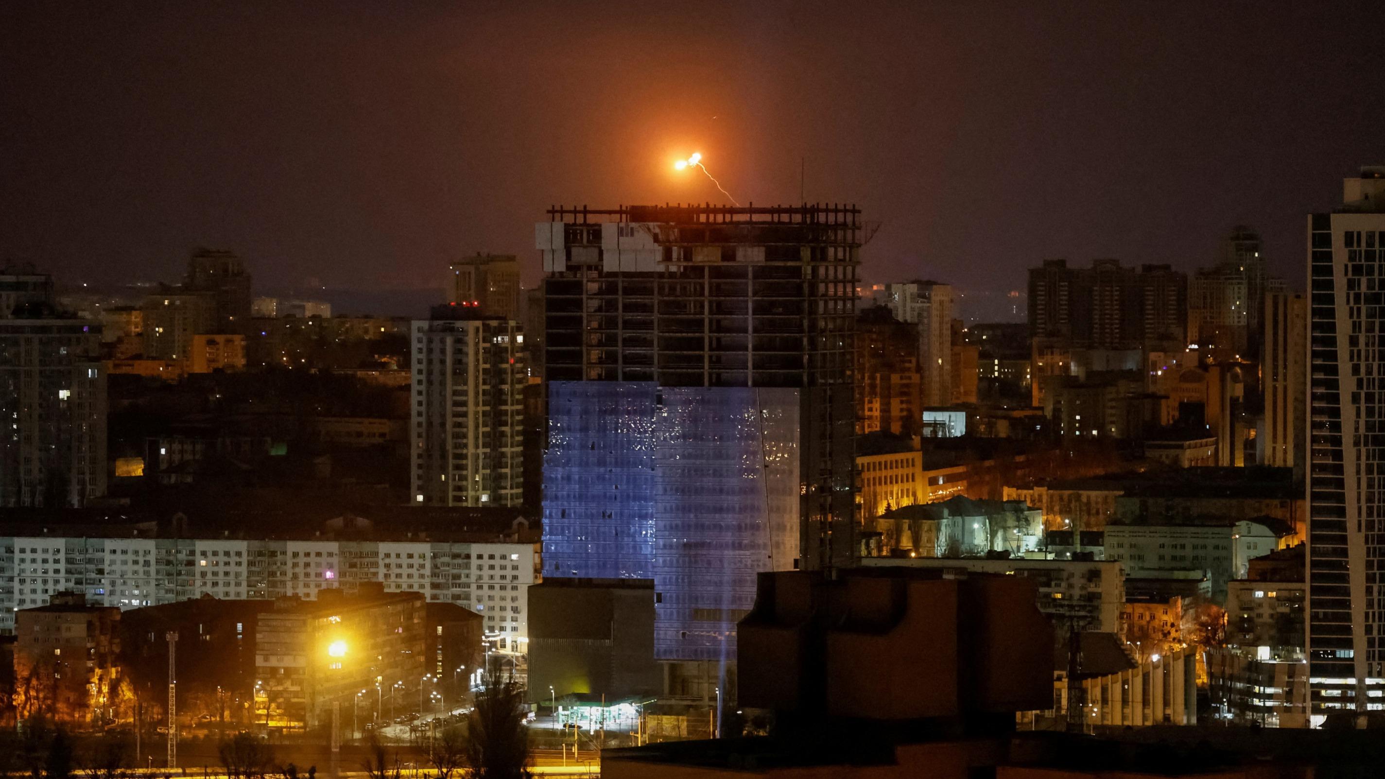 Guerre en Ukraine : un mort et quatre blessés dans une frappe russe sur la région de Kiev