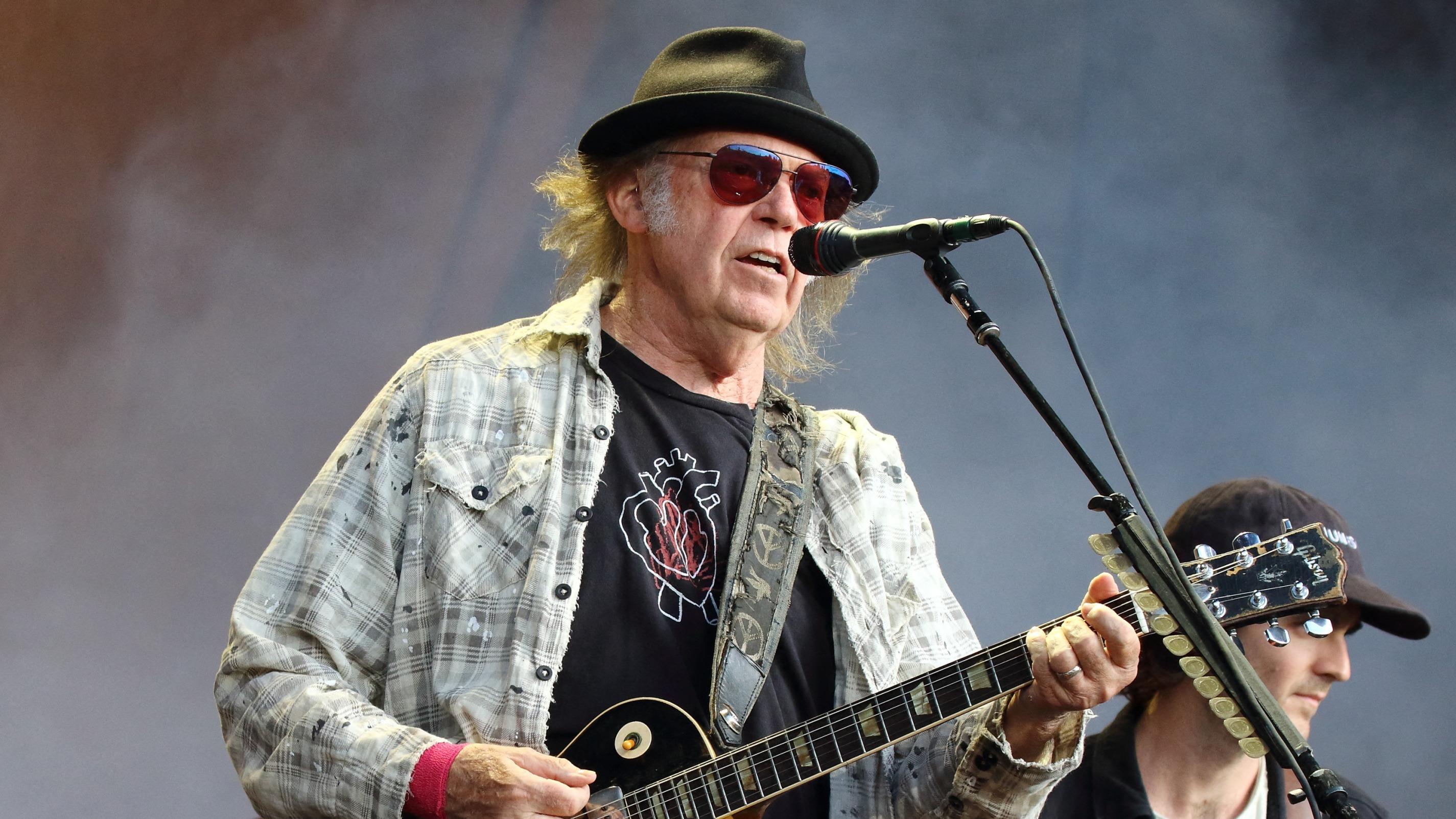 Neil Young se produira finalement au festival de Glastonbury