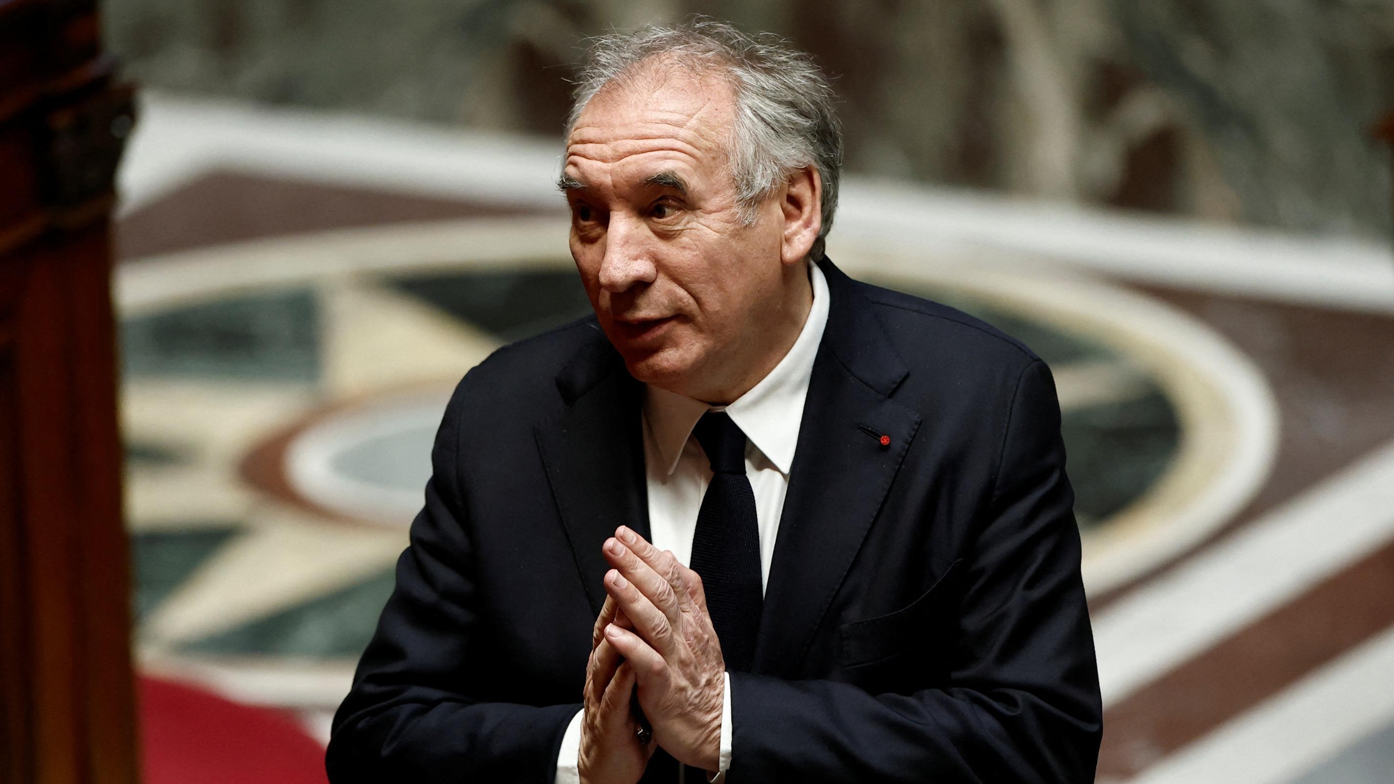 Surtaxes, jours de carence, médicaments... Ce que François Bayrou a concédé au PS pour échapper à la censure