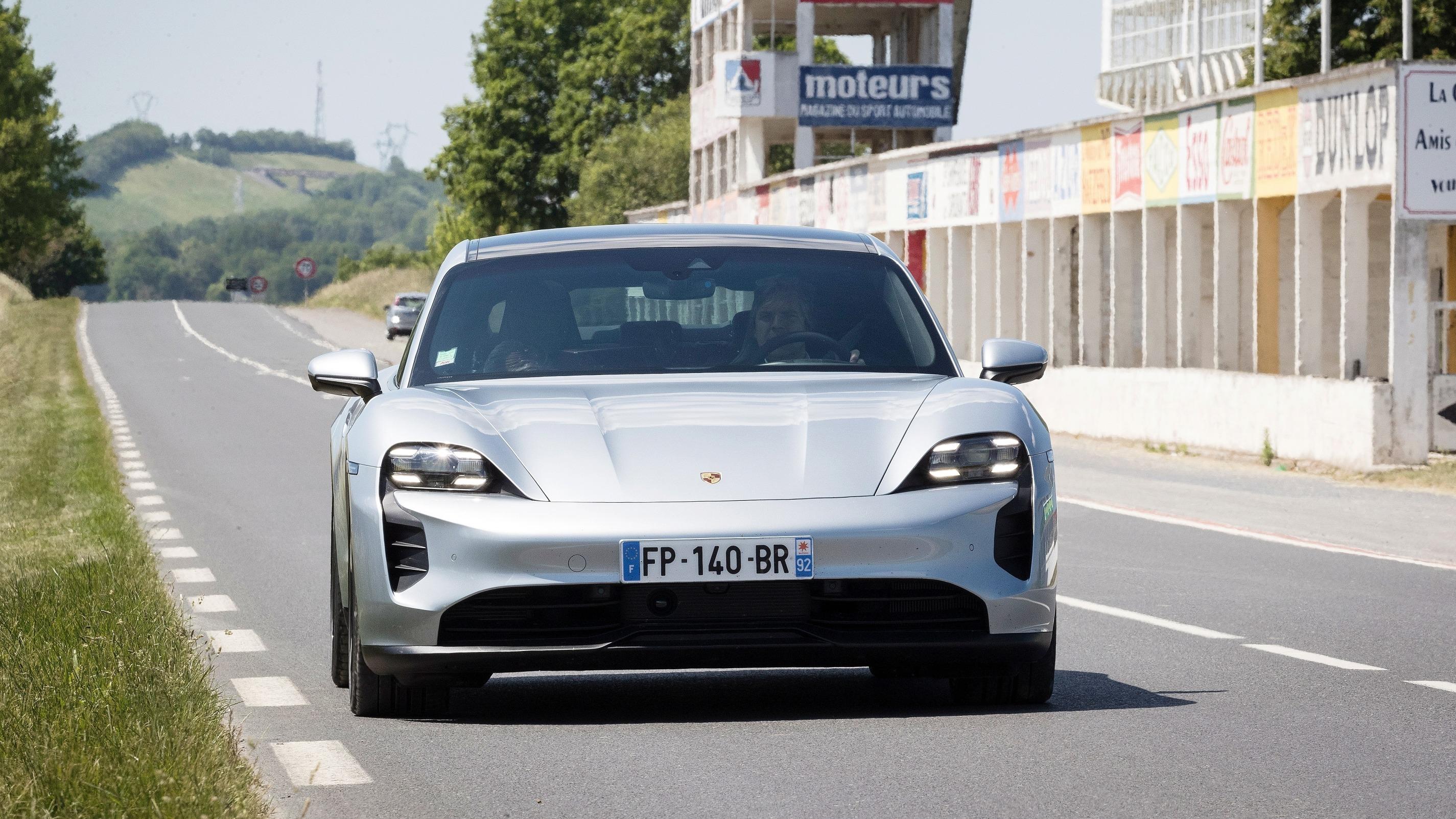 La Porsche Taycan fait l’objet d’un Rappel Conso pour un «risque d’incendie»