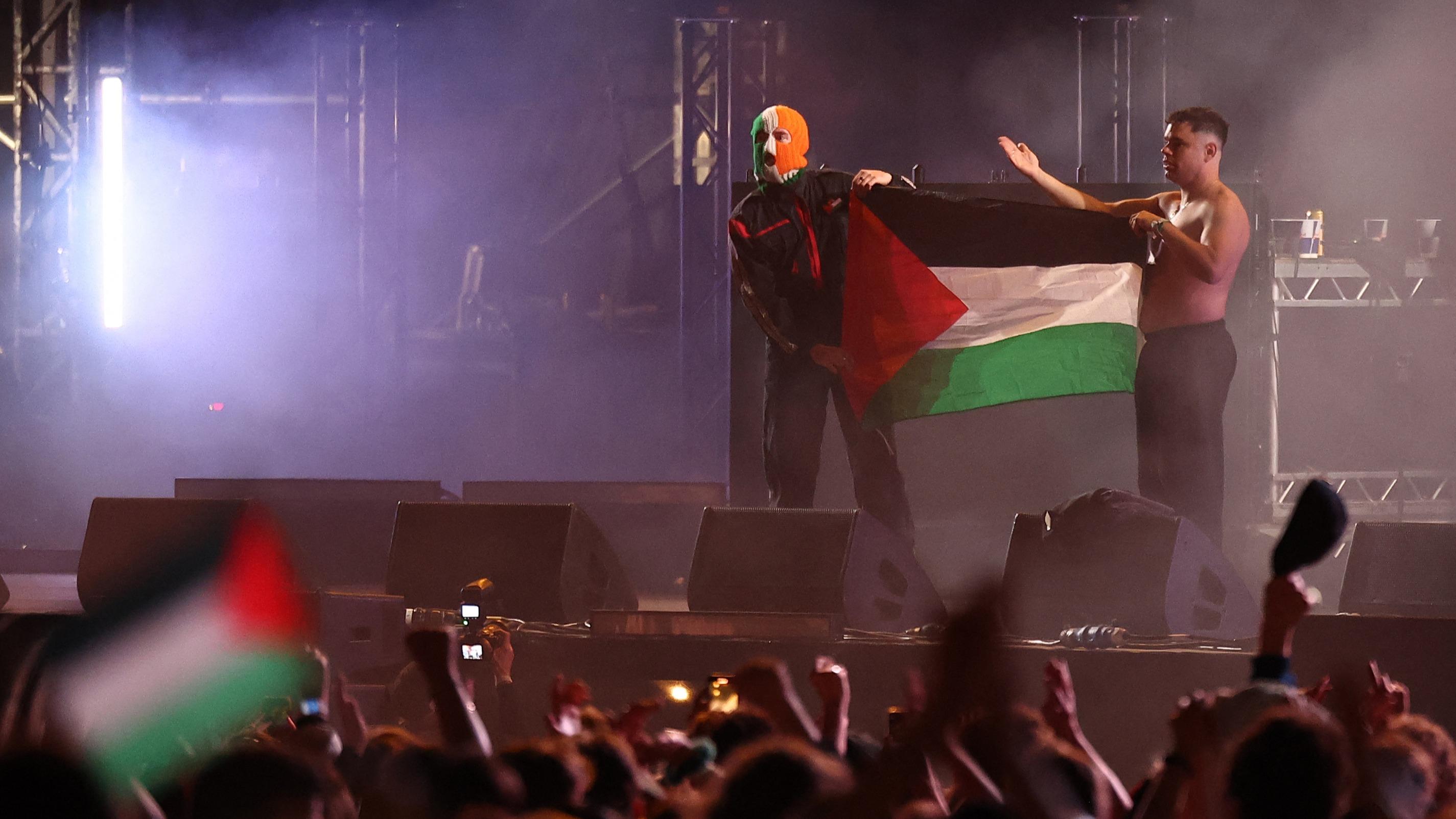 La présence du groupe Kneecap à Glastonbury est « inappropriée » selon Keir Starmer
