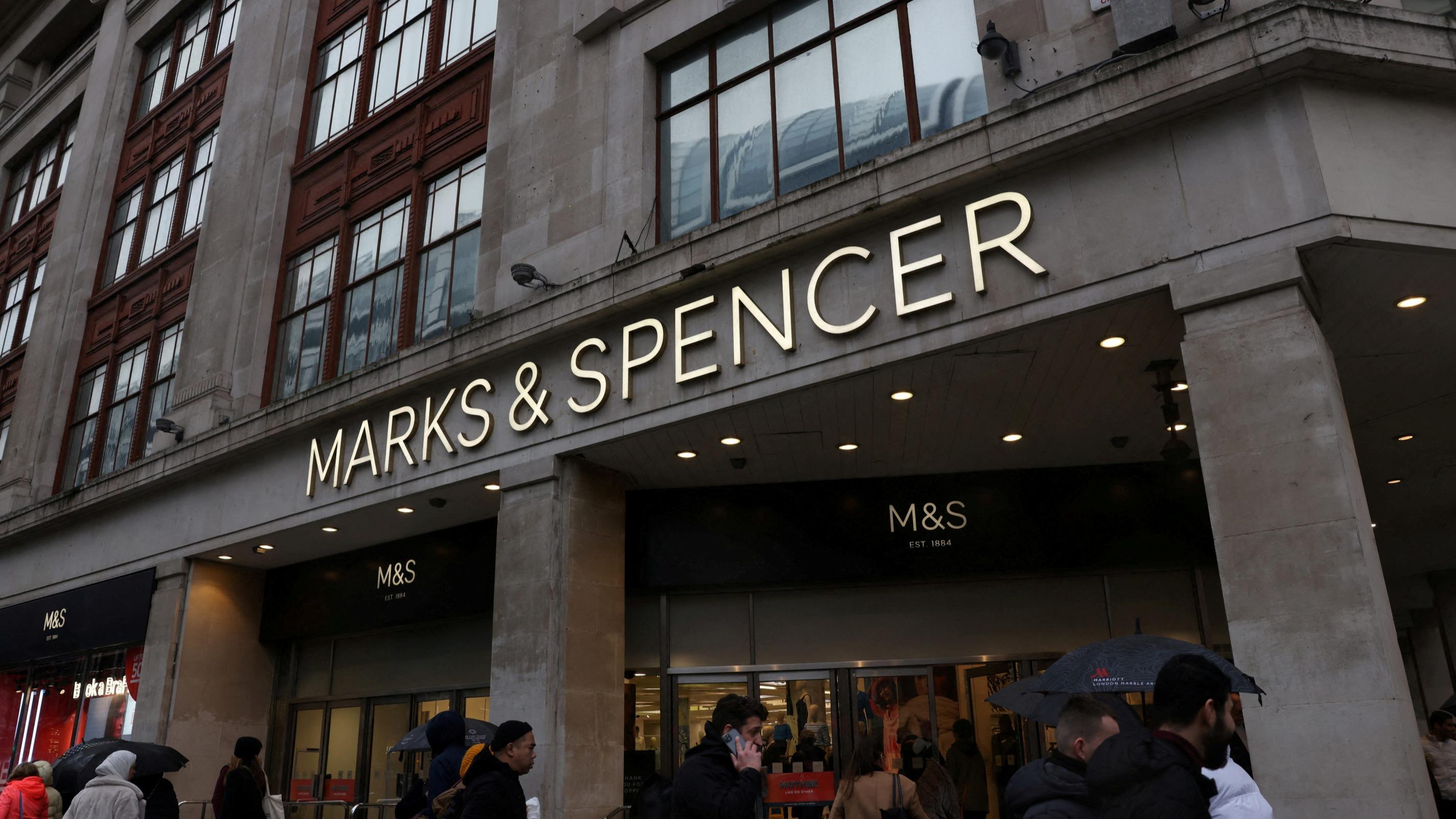 Royaume-Uni : quatre arrestations après des cyberattaques contre Marks & Spencer et Harrods