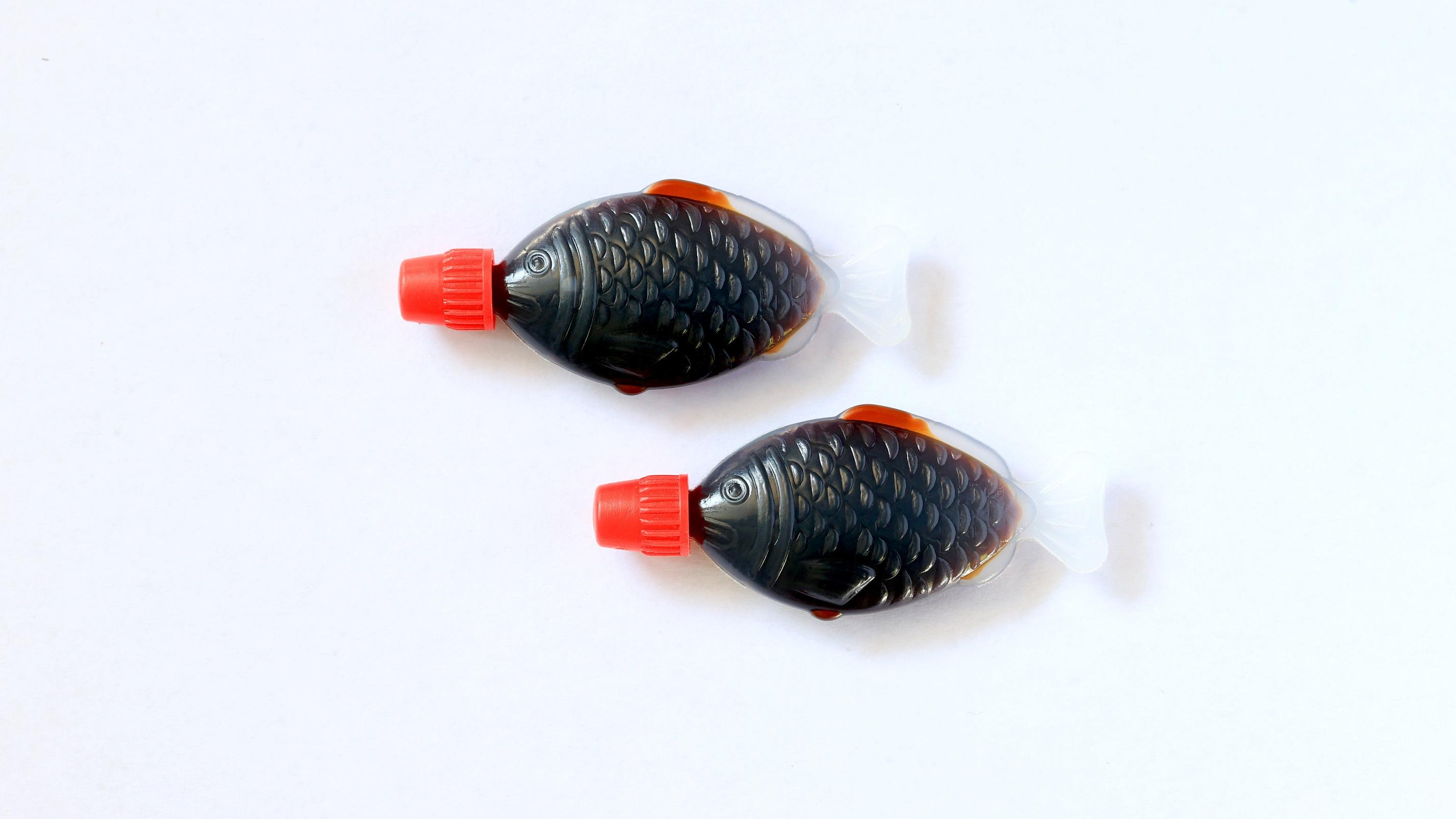 Les emblématiques mini-bouteilles de sauce soja en forme de poisson interdites dans un État australien