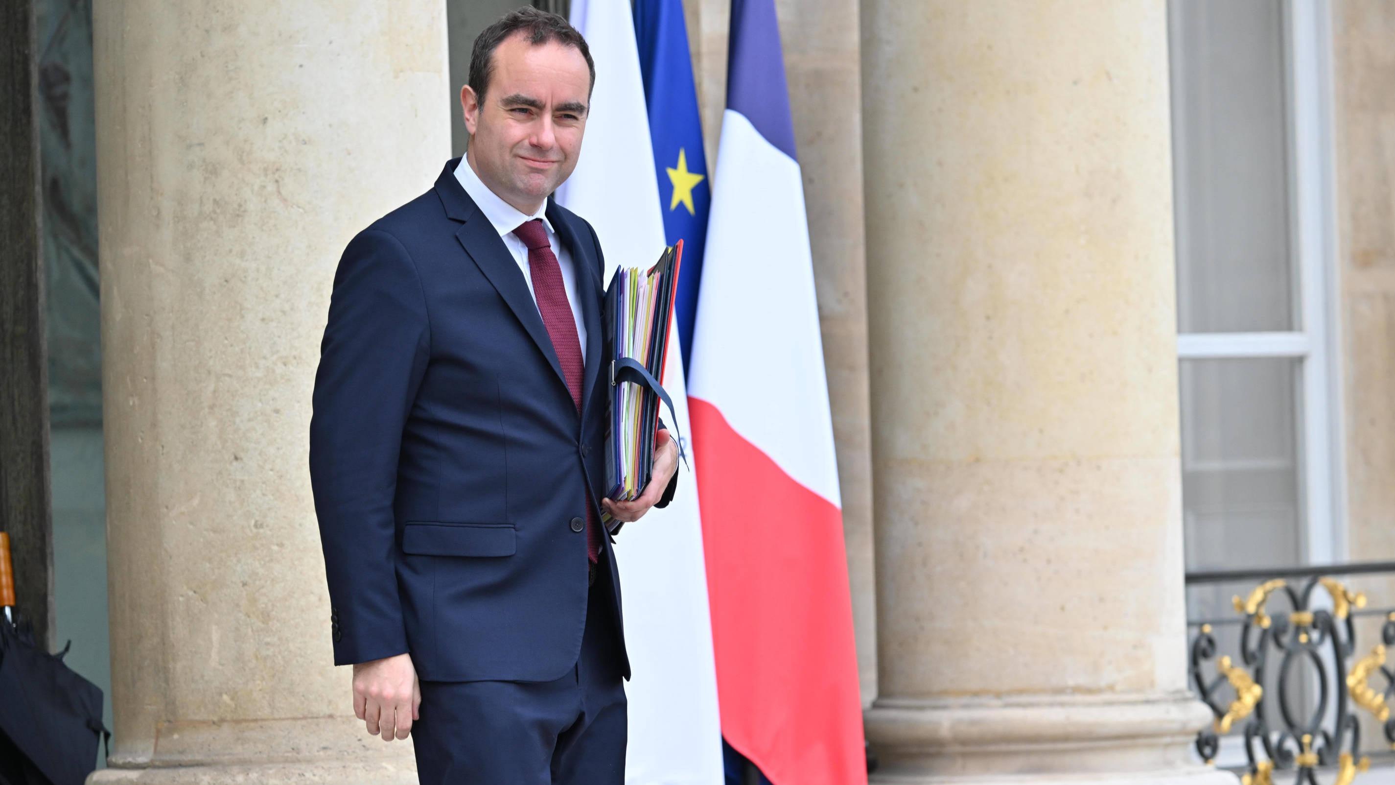 "Macron nomina Lecornu ministro della Difesa: la strategia per mantenere il controllo del governo francese"