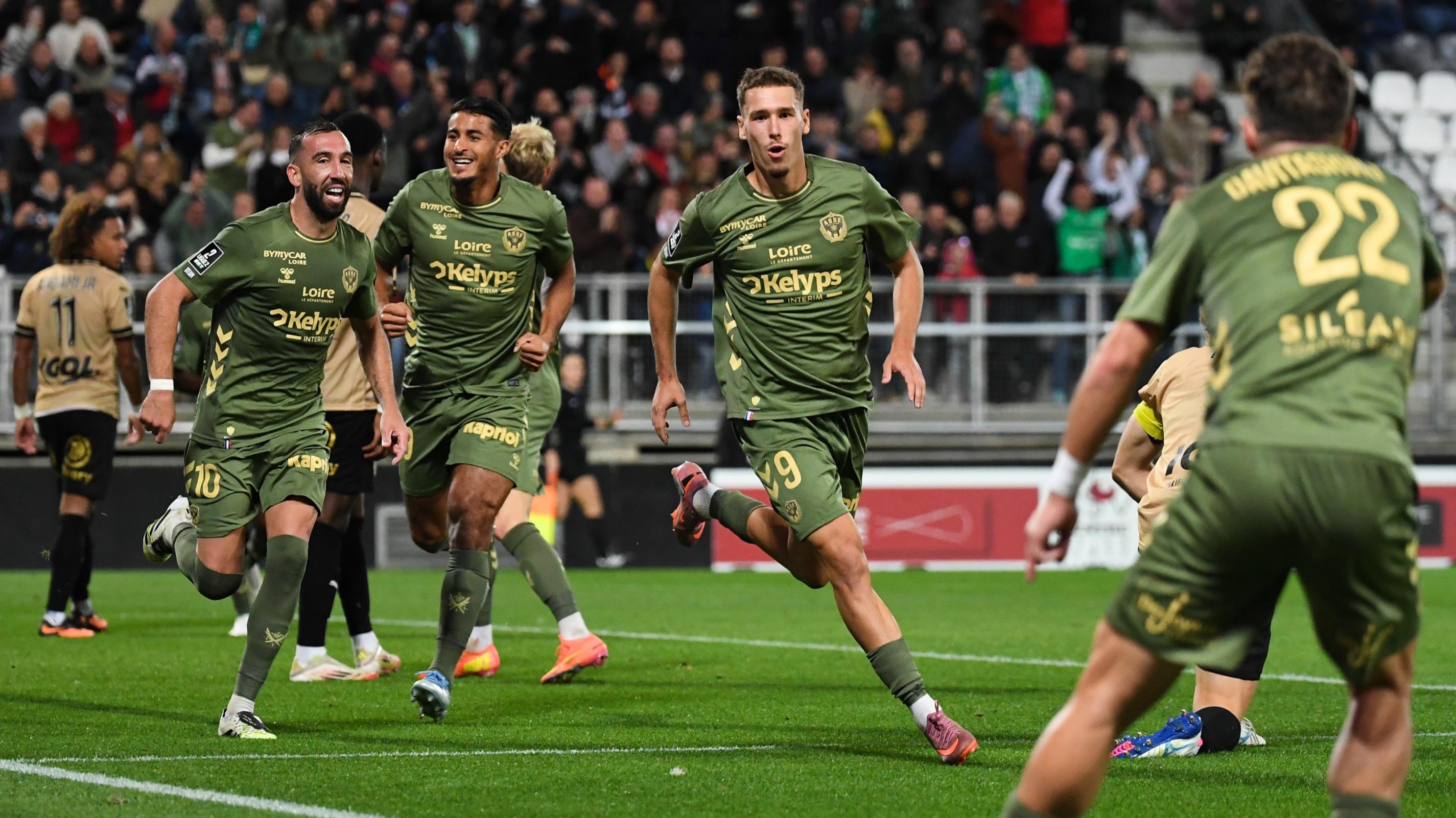 Ligue 2 : Saint-Etienne garde la tête, Troyes suit le rythme, Montpellier et Bastia s'effondrent