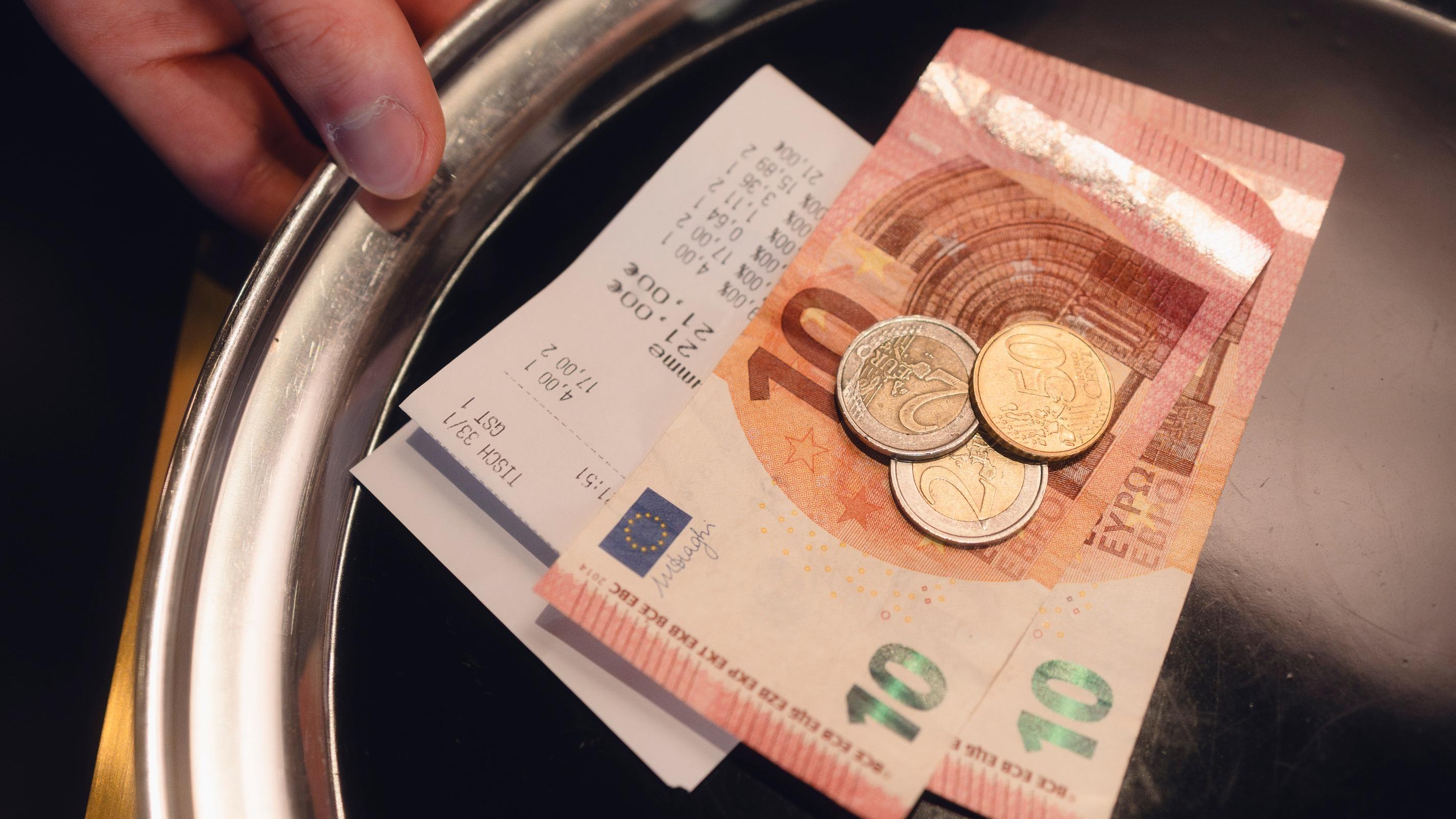 Pourboires défiscalisés: l’exonération prolongée en 2026 malgré l’absence de budget