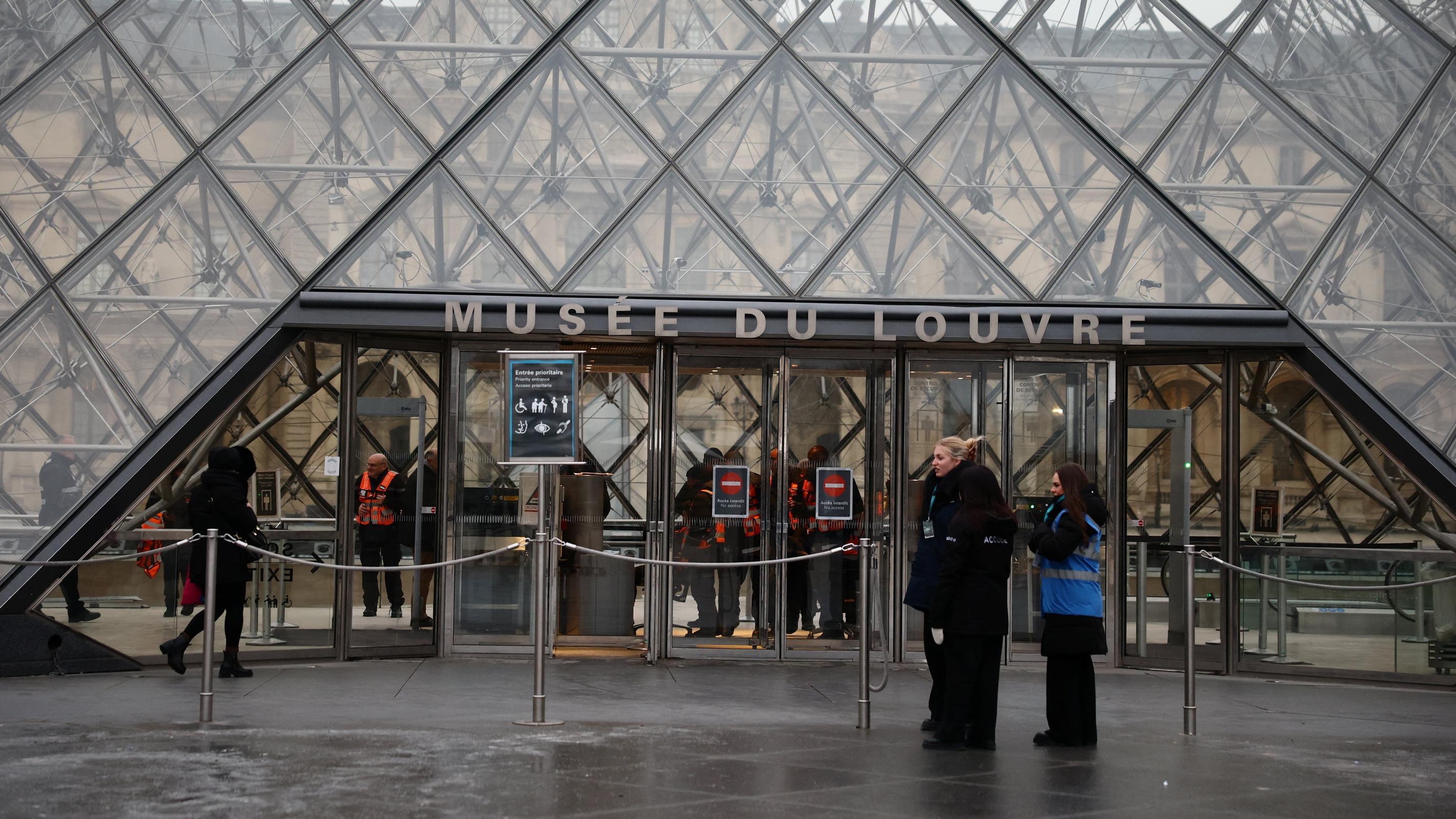 Louvre Museum Closes Again as Staff Vote to Extend Strike Over Ministry Disputes