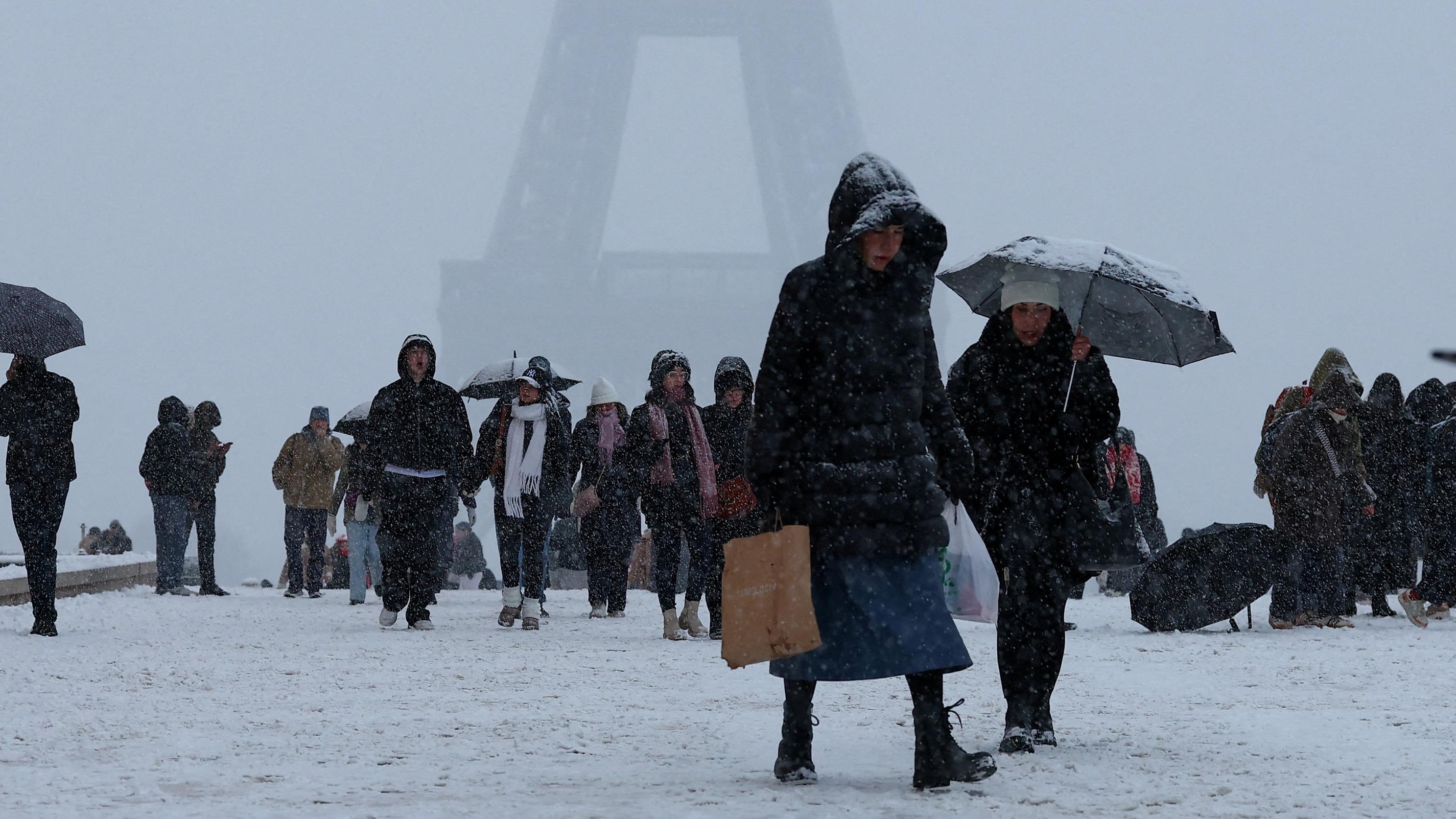 Neige en ville : faut-il s’habiller selon la technique de l'oignon parisienne ou la méthode canadienne?