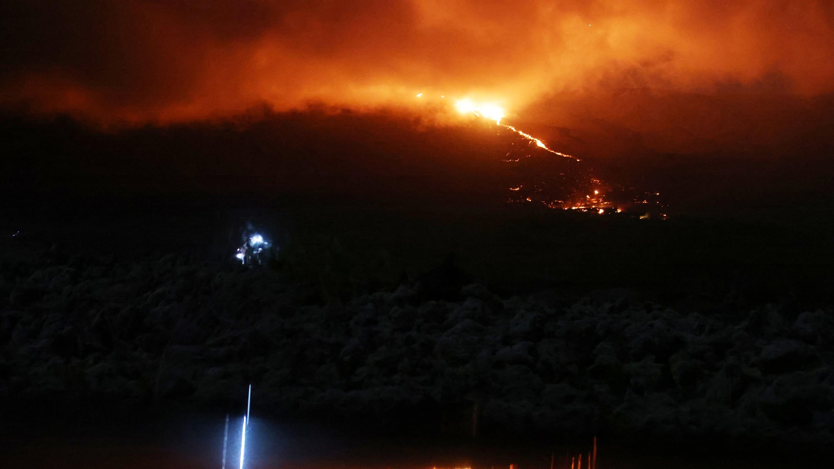 Le volcan du piton de la Fournaise entre en éruption à La Réunion