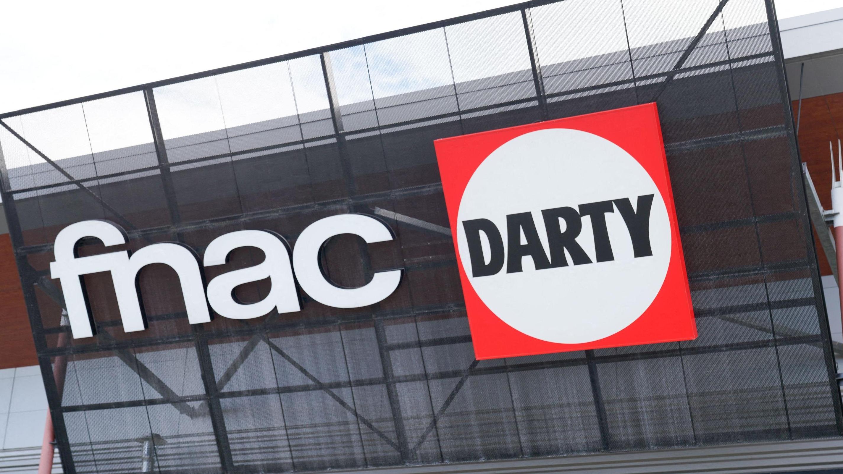 Daniel Kretinsky Launches Bid to Control Fnac Darty, Blocking Chinese JD.com