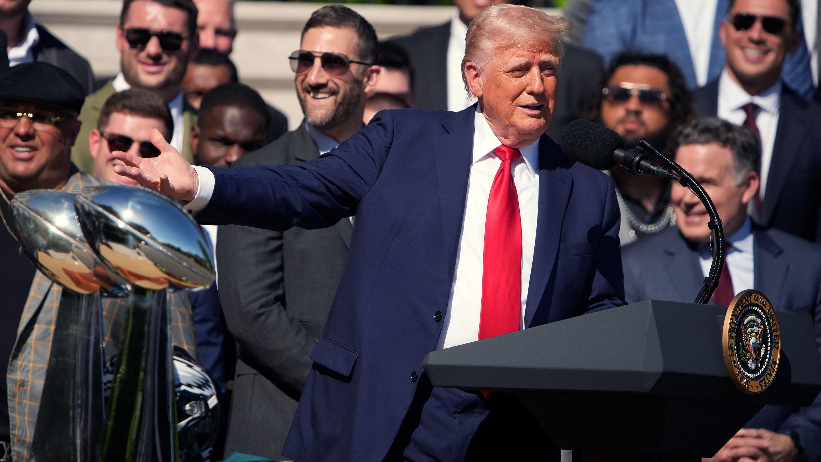 Donald Trump sèche le Super Bowl et son « horrible » programmation artistique