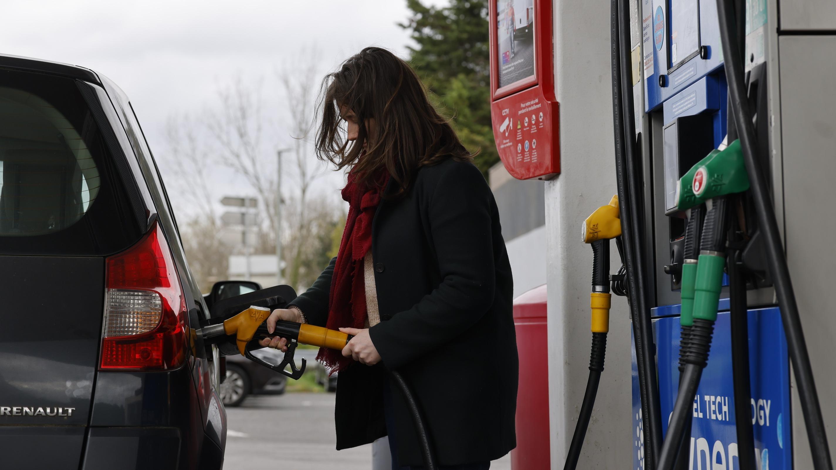 Prix des carburants : pour le gouvernement, le défi de contenir l’impact à la pompe… sans puiser dans les caisses