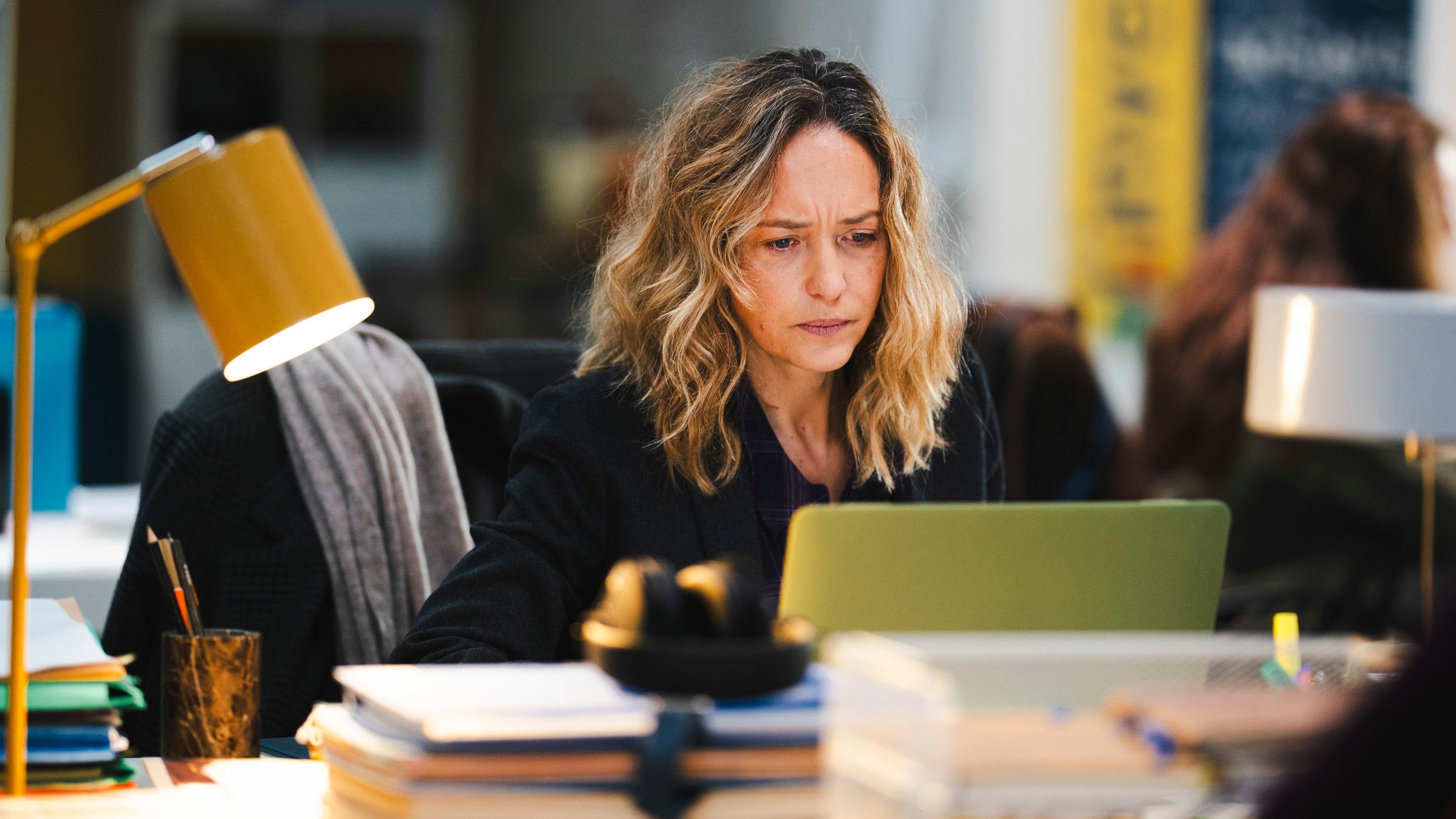 Hélène de Fougerolle incarne l'une des héroïnes de la nouvelle série 'Apparences' sur France 2, un thriller dans le milieu de la chirurgie esthétique — Séries TV