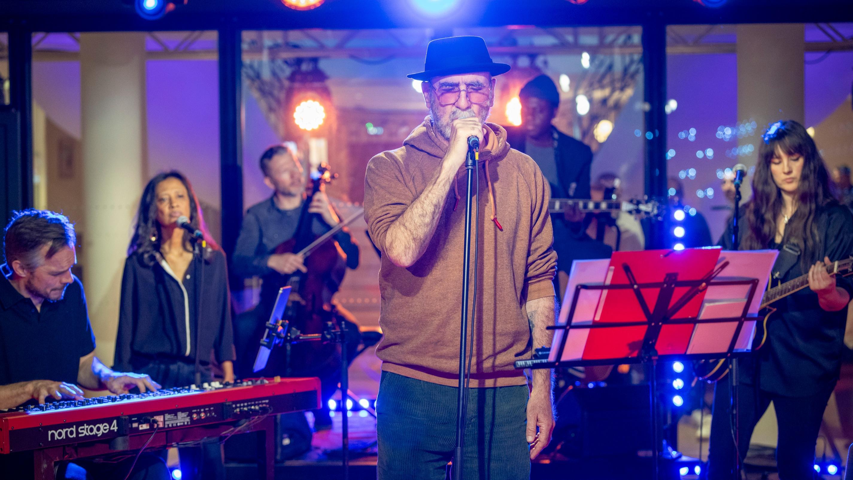 Éric Cantona, ancien footballeur, se lance dans la chanson avec son premier album — People & Médias