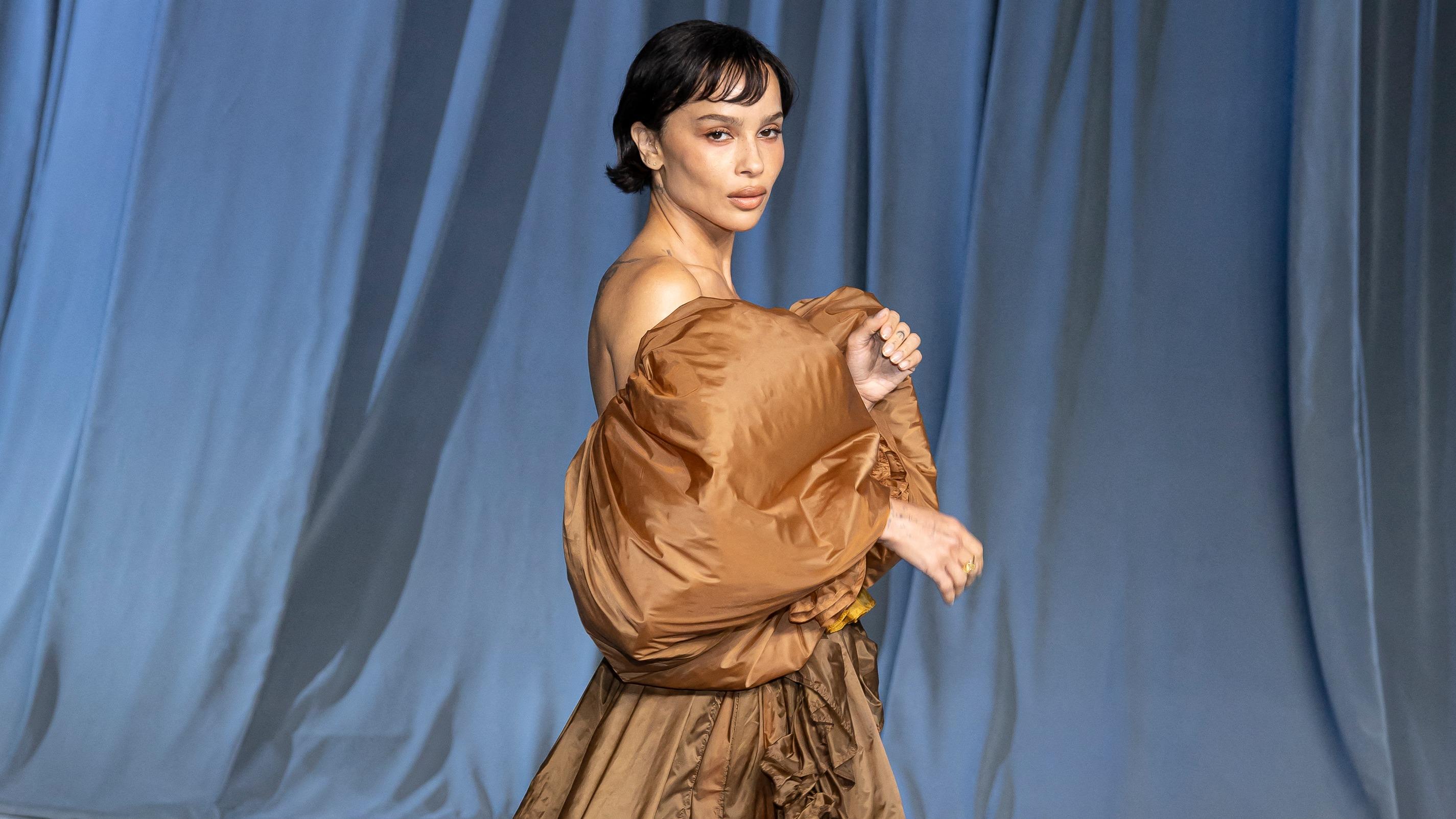 Alors que la rumeur de ses fiançailles avec Harry Styles se confirme, focus sur la bague à 500 000 dollars de Zoë Kravitz