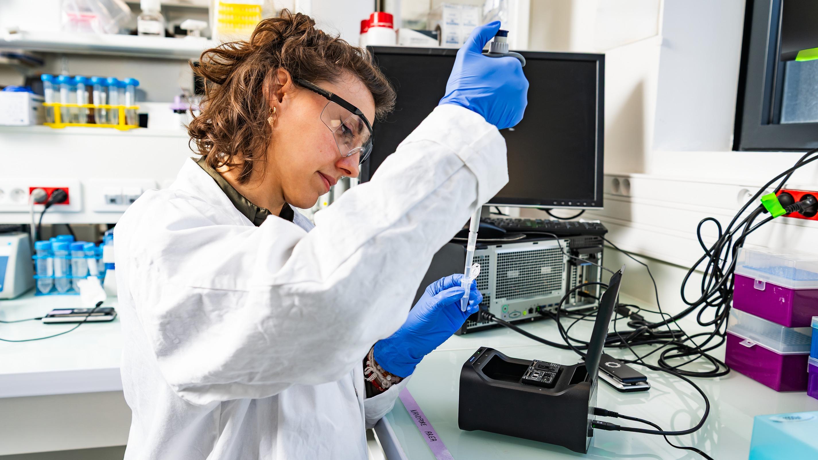 «Une vraie rupture qui va transformer le domaine» : une technique révolutionnaire de synthèse de l’ADN