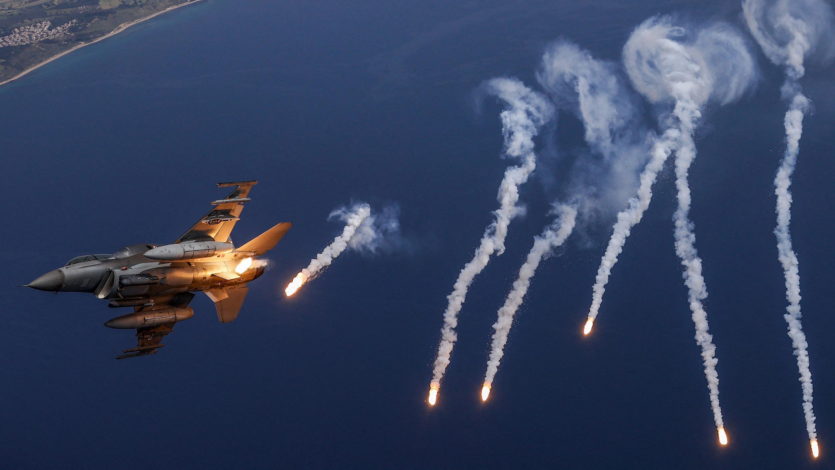 Estonie : un F-16 roumain de l'Otan abat un drone ukrainien