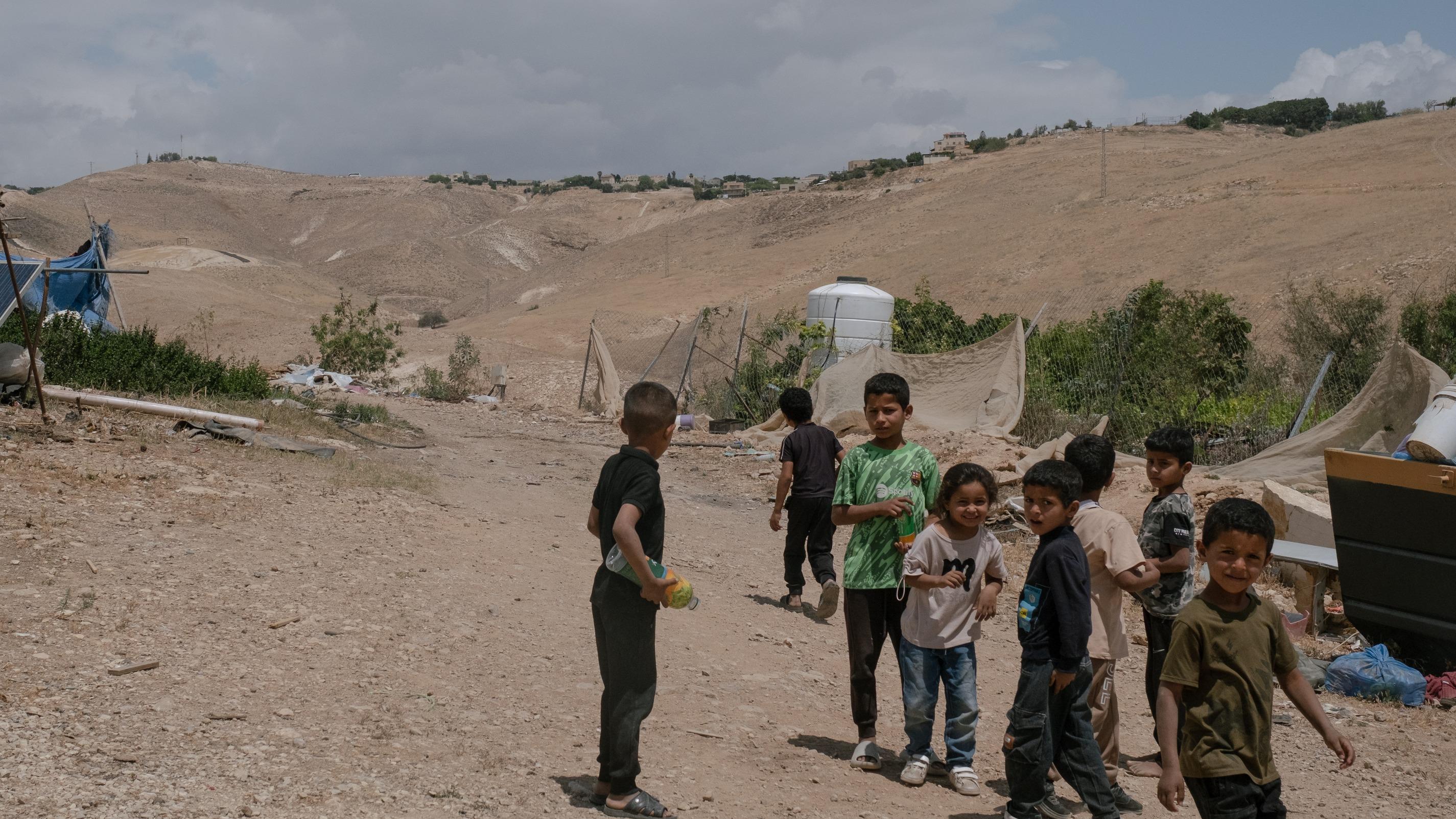 «Tout le monde a peur» : à Khan al-Ahmar, les Bédouins attendent les bulldozers du ministre israélien Smotrich