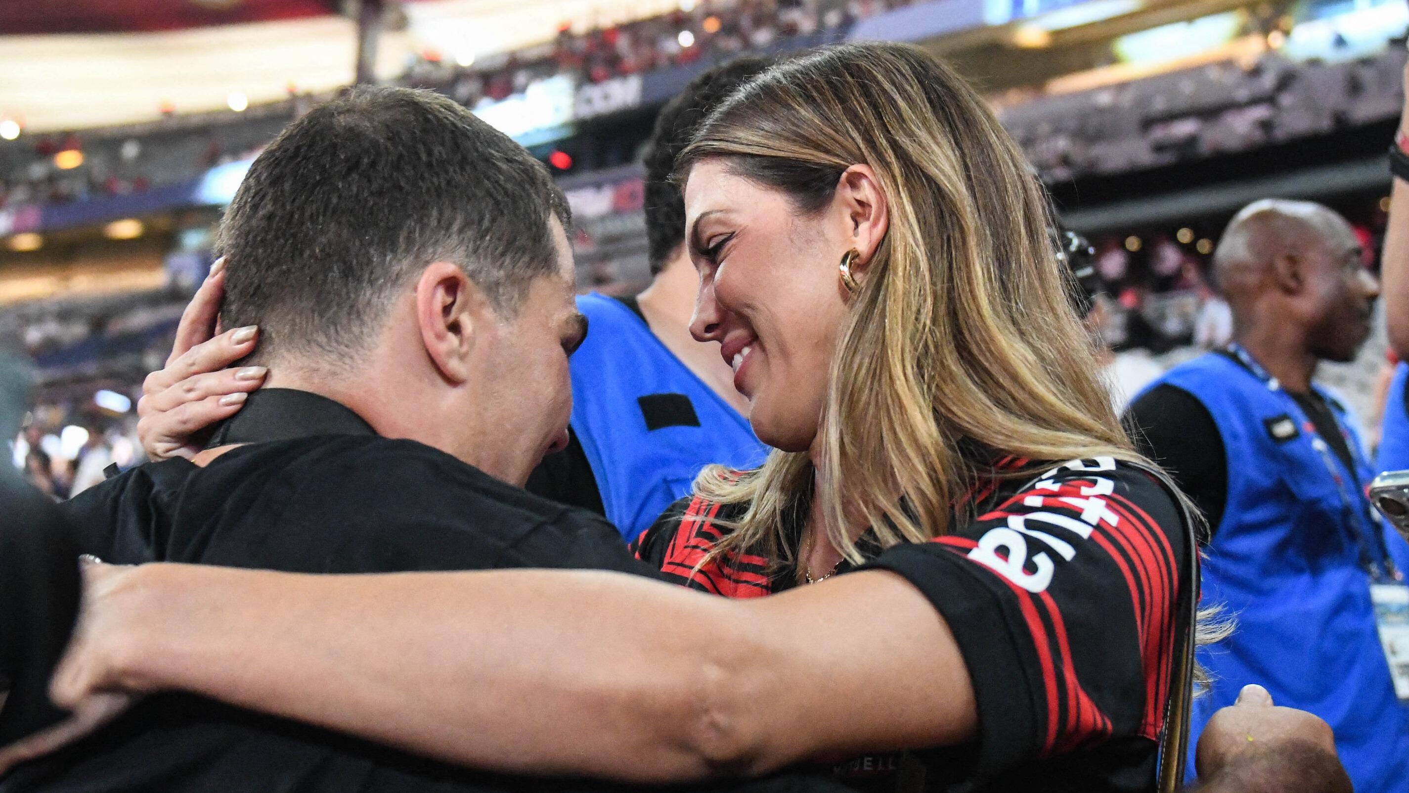 Antoine Dupont et Iris Mittenaere affichent leur complicité lors de la finale du Top 14 — People & Médias