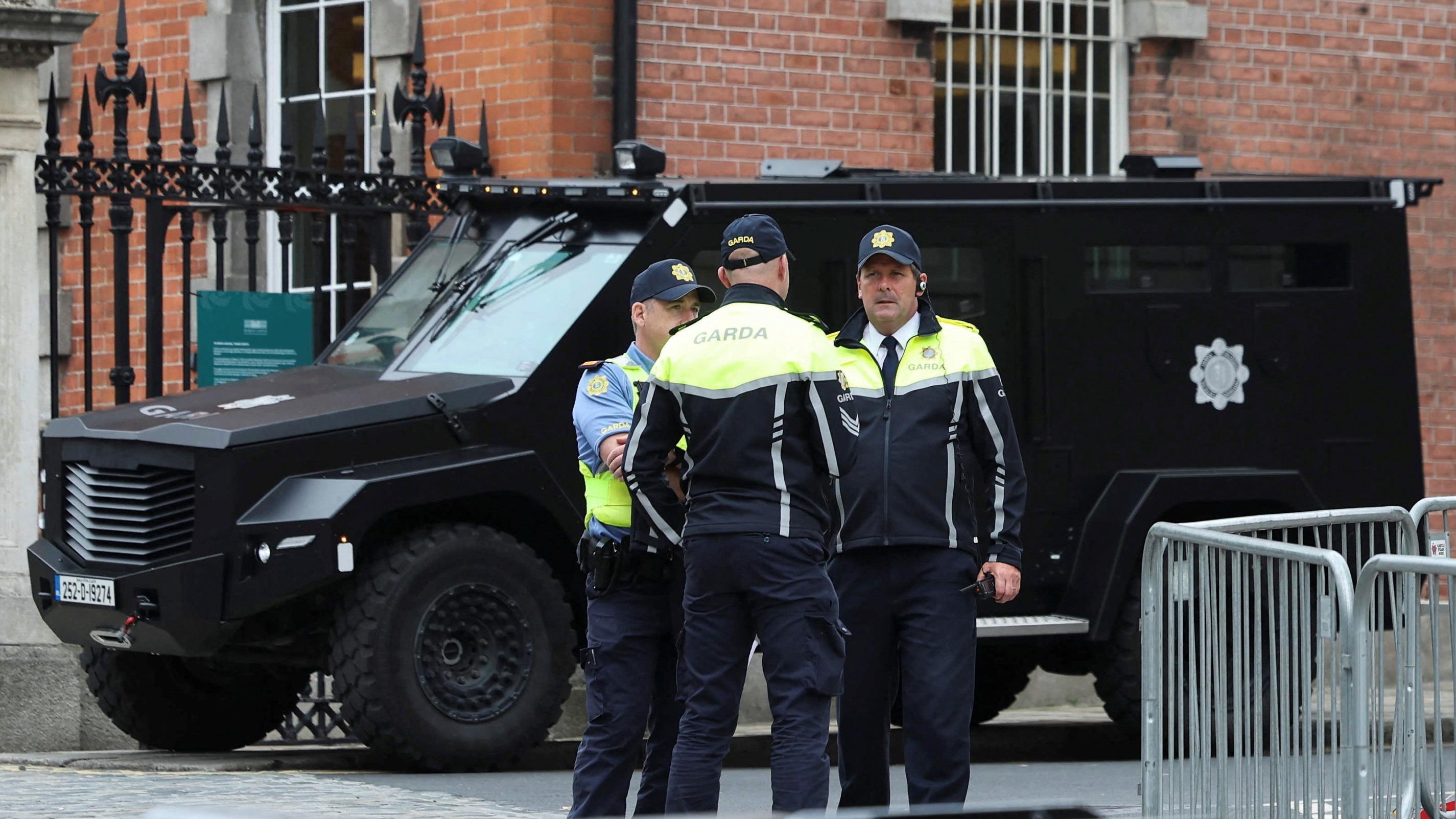 «Un engin explosif qui aurait pu causer des dégâts considérables»: la police irlandaise découvre une bombe dans un véhicule