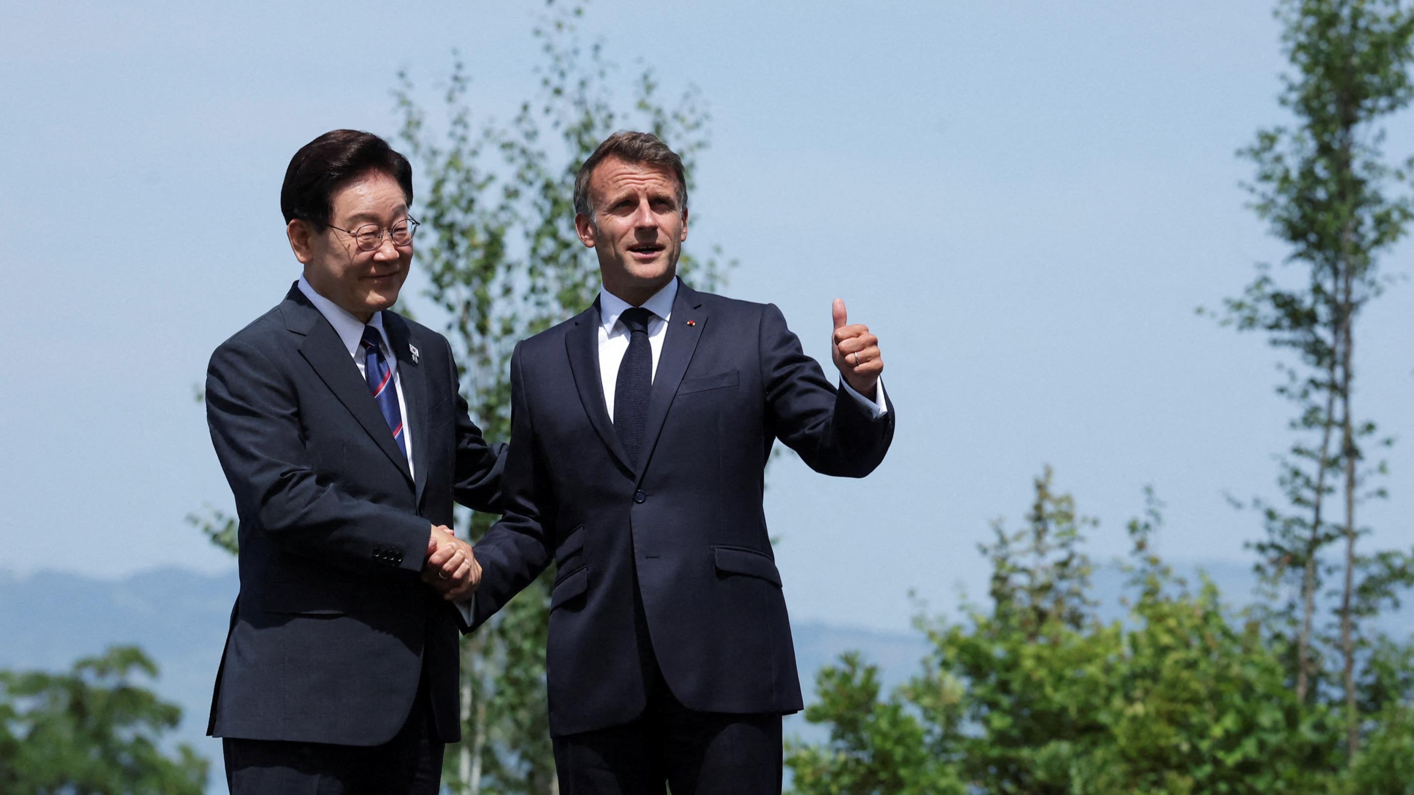 Emmanuel Macron mise sur la Corée du Sud et le Vietnam pour renforcer une «troisième voie» face à Moscou et Pékin thumbnail