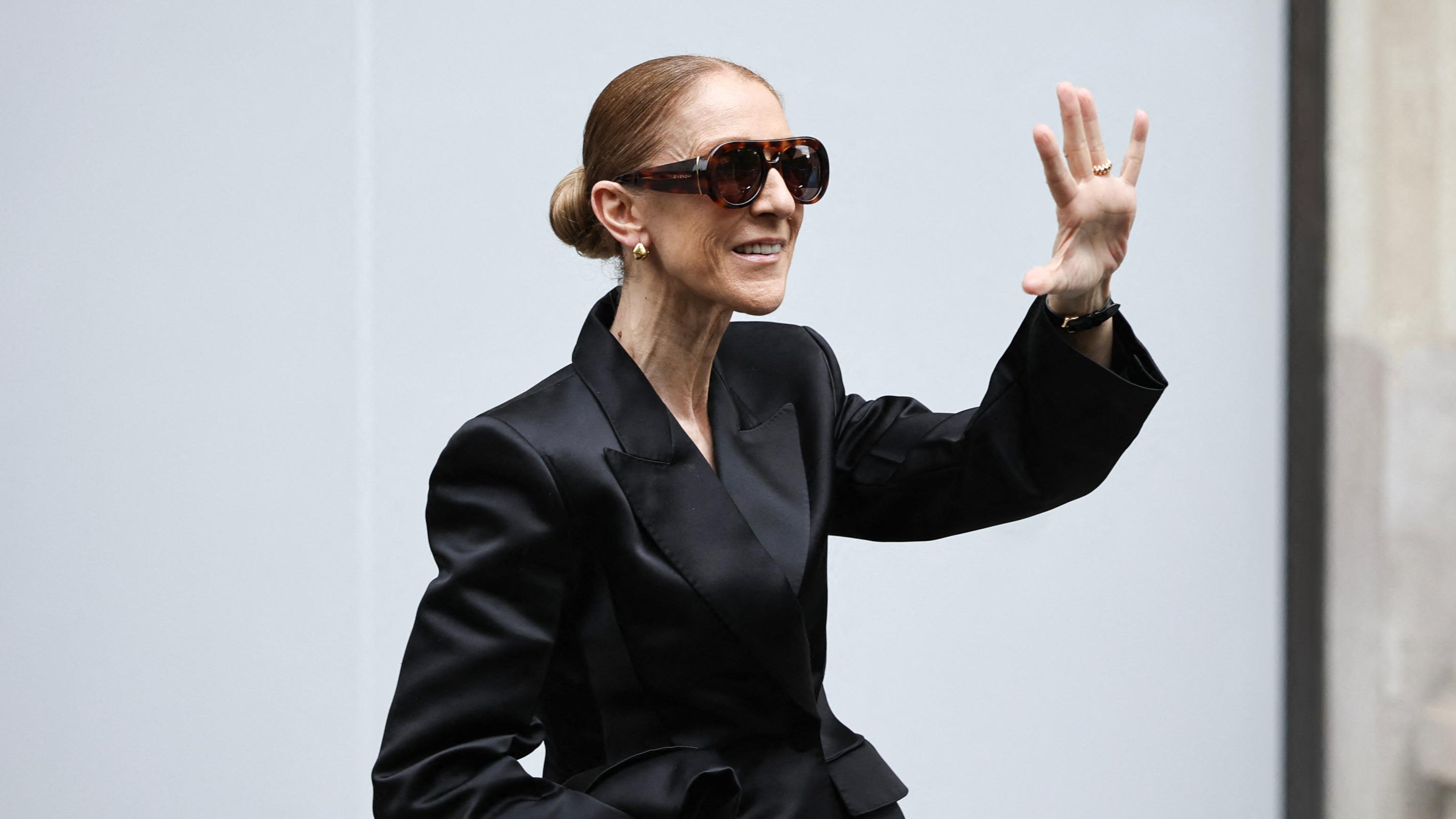 Céline Dion entonne Ziggy et esquisse des pas de danse pour ses fans devant son hôtel parisien