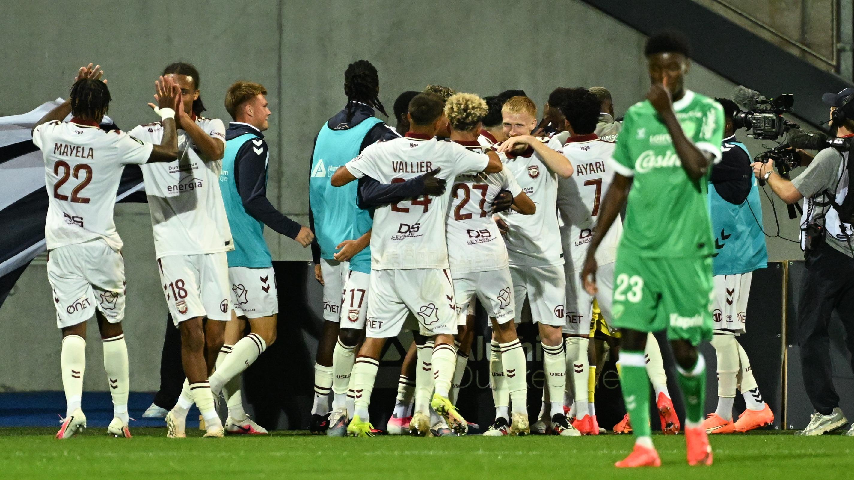 Ligue 2 : après cinq victoires de rang, le leader Saint-Étienne chute à Dunkerque