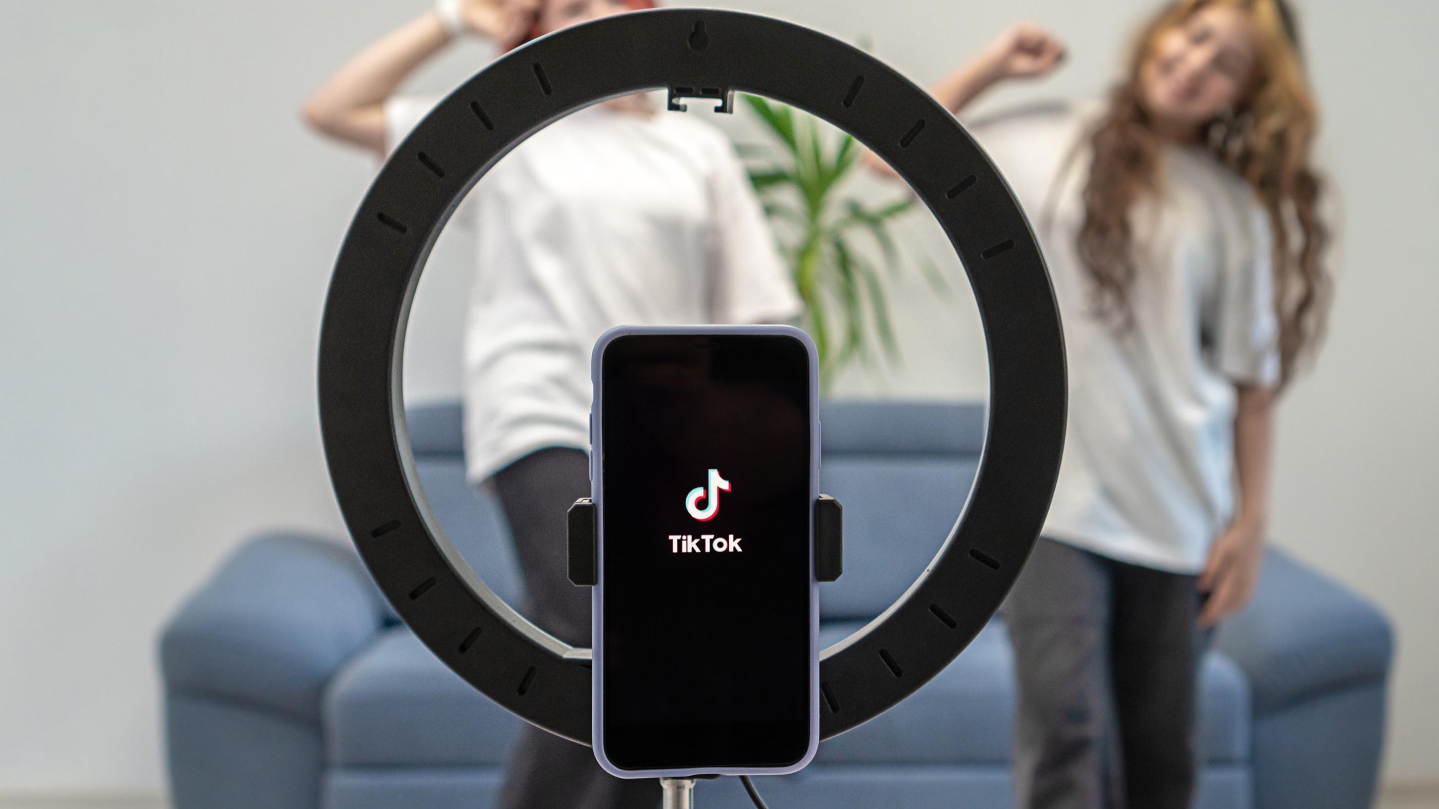 Addiction, violence, captage de données… Comment en 10 ans TikTok est devenu un phénomène planétaire et une menace mondiale