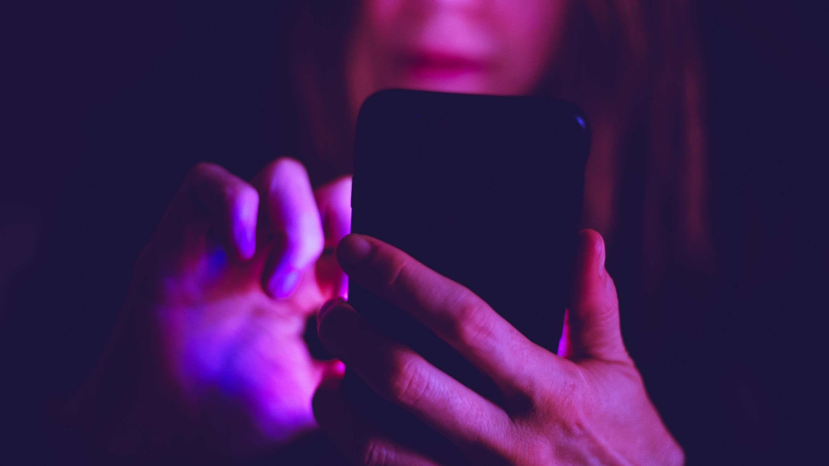 «Band of connasses» : l’histoire devenue virale de Tara Heuzé-Sarmini, l’entrepreneuse victime d’une insulte sexiste sur LinkedIn puis condamnée par la justice