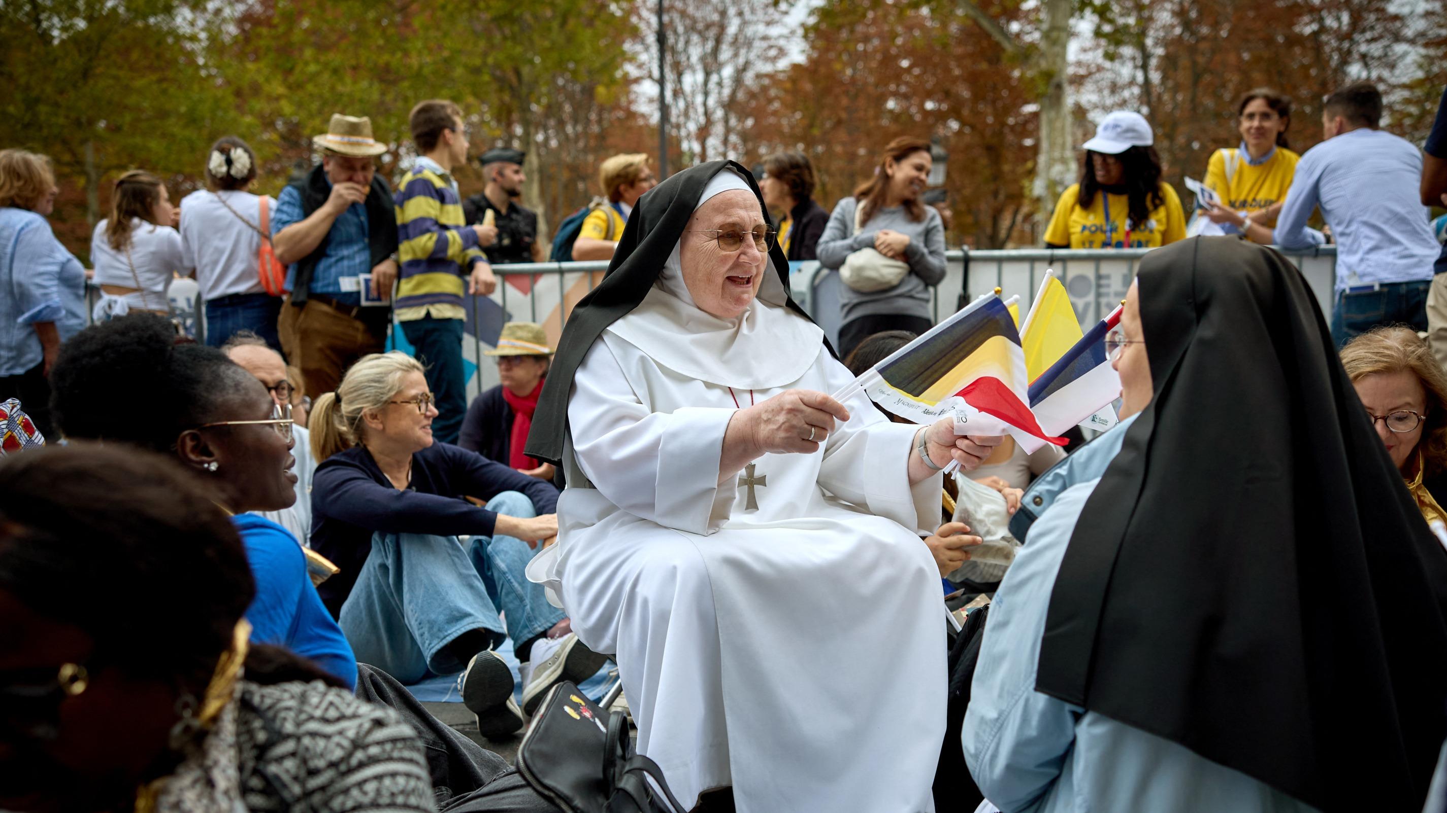 EN DIRECT - «On va faire du bruit !» : les fidèles affluent en nombre sur les Champs-Élysées avant la messe solennelle de Léon XIV à la Concorde