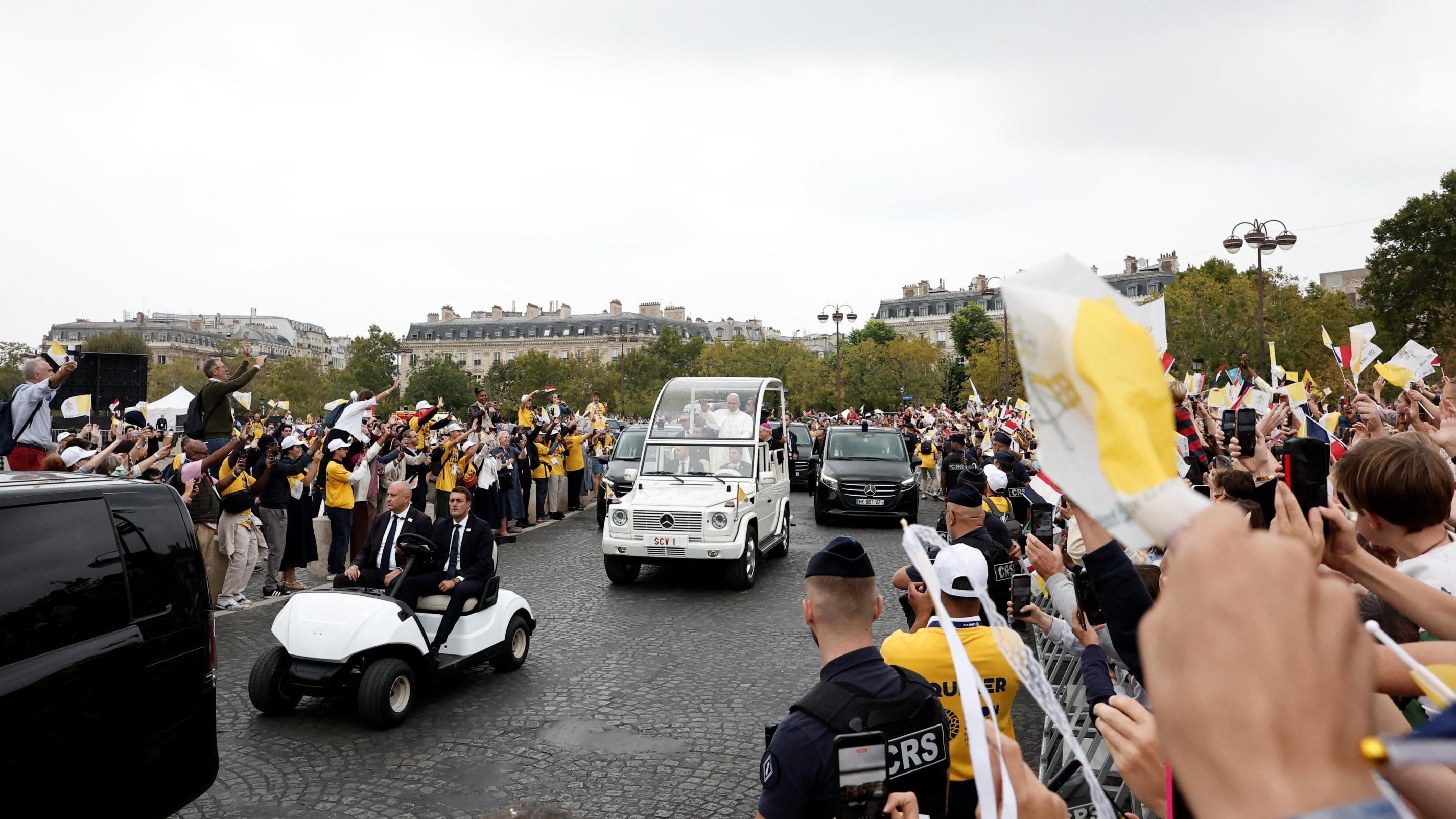 EN DIRECT - Visite de Léon XIV en France : le pape acclamé par une marée humaine sur les Champs-Élysées avant la messe solennelle à la Concorde